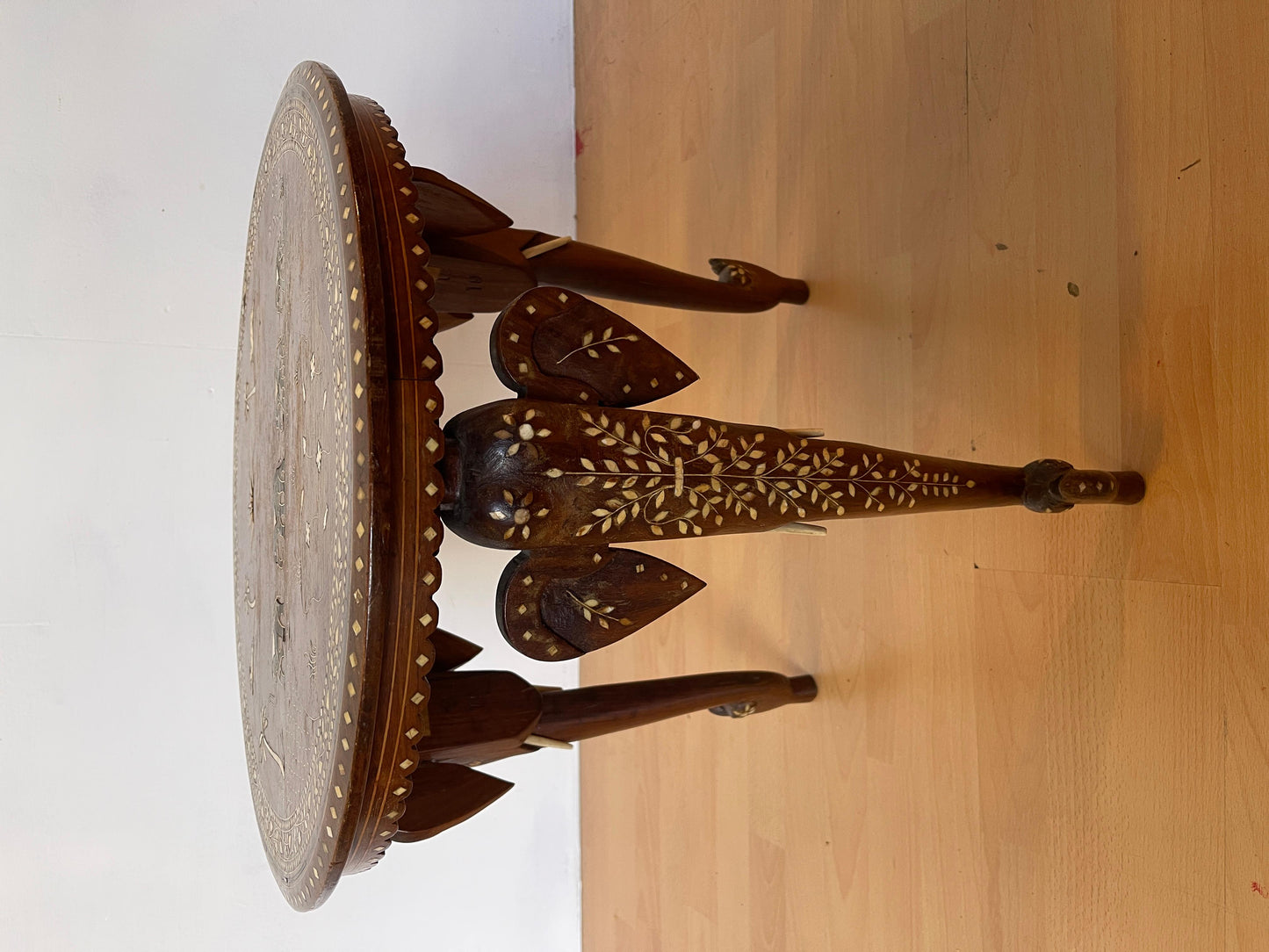 Tavolino anglo-indianotaj mahal Elephant in legno e osso intarsiato XX secolo