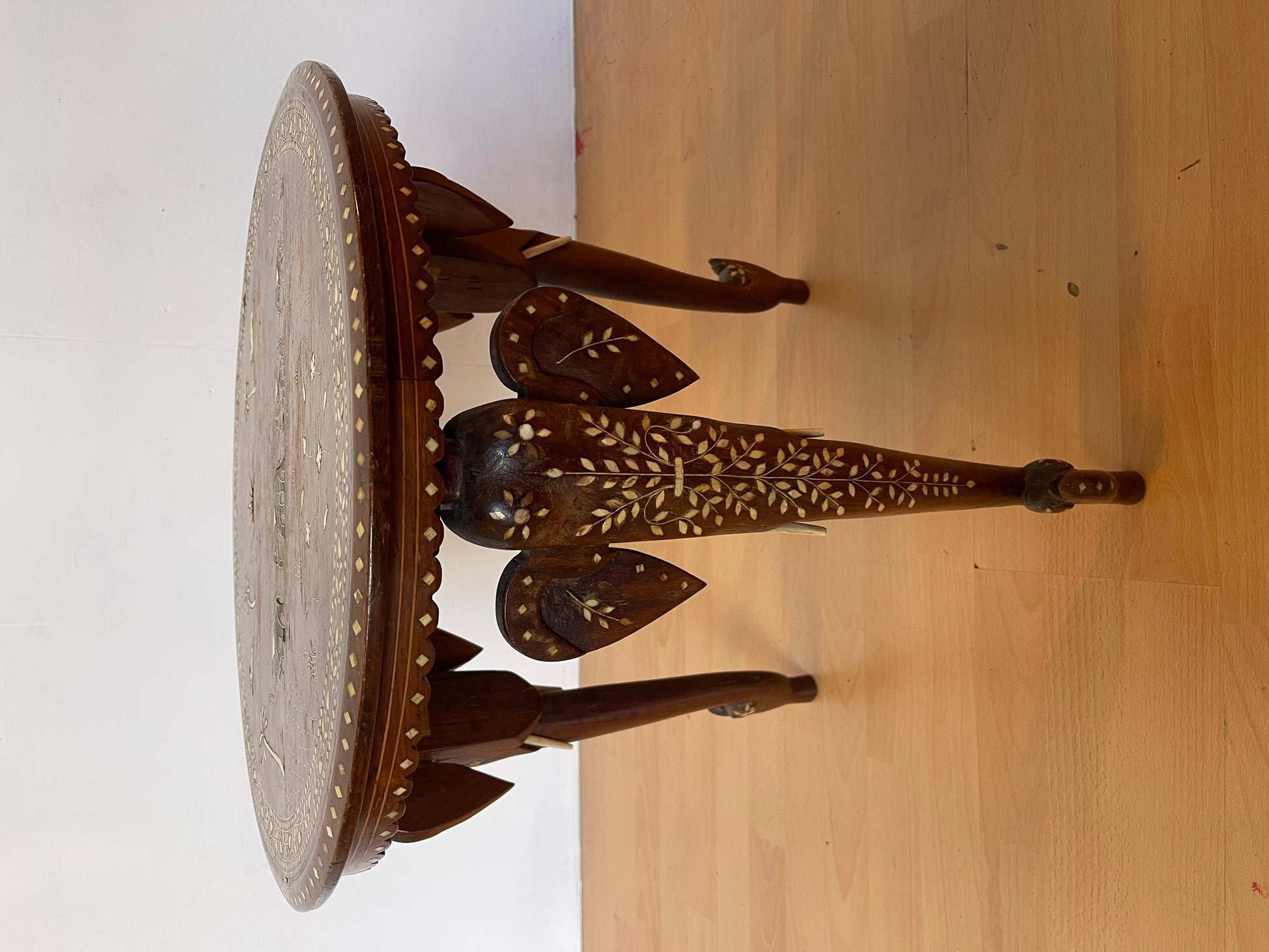 Tavolino anglo-indianotaj mahal Elephant in legno e osso intarsiato XX secolo