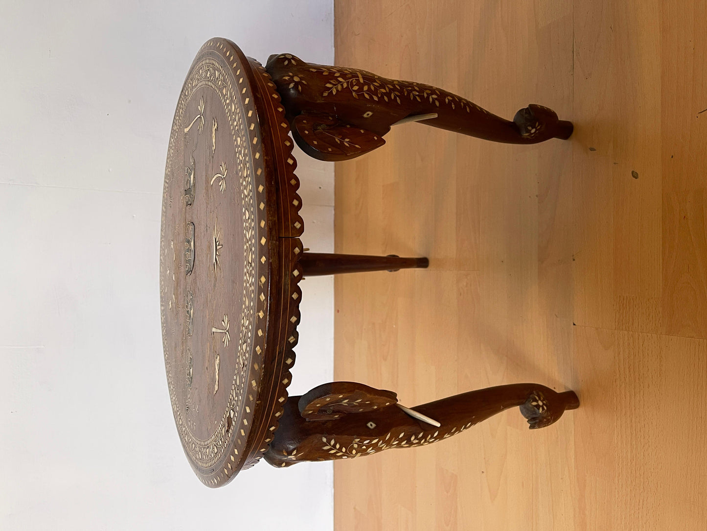 Tavolino anglo-indianotaj mahal Elephant in legno e osso intarsiato XX secolo