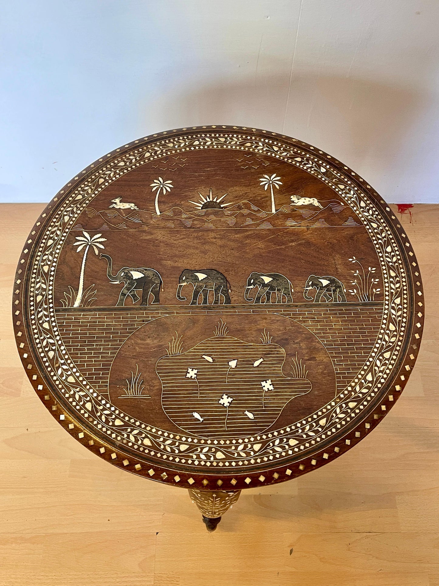 Tavolino anglo-indianotaj mahal Elephant in legno e osso intarsiato XX secolo