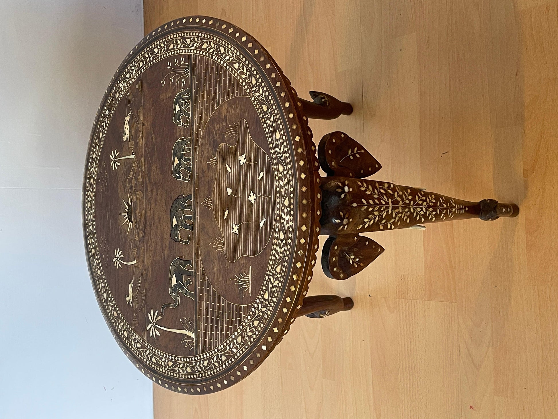 Tavolino anglo-indianotaj mahal Elephant in legno e osso intarsiato XX secolo
