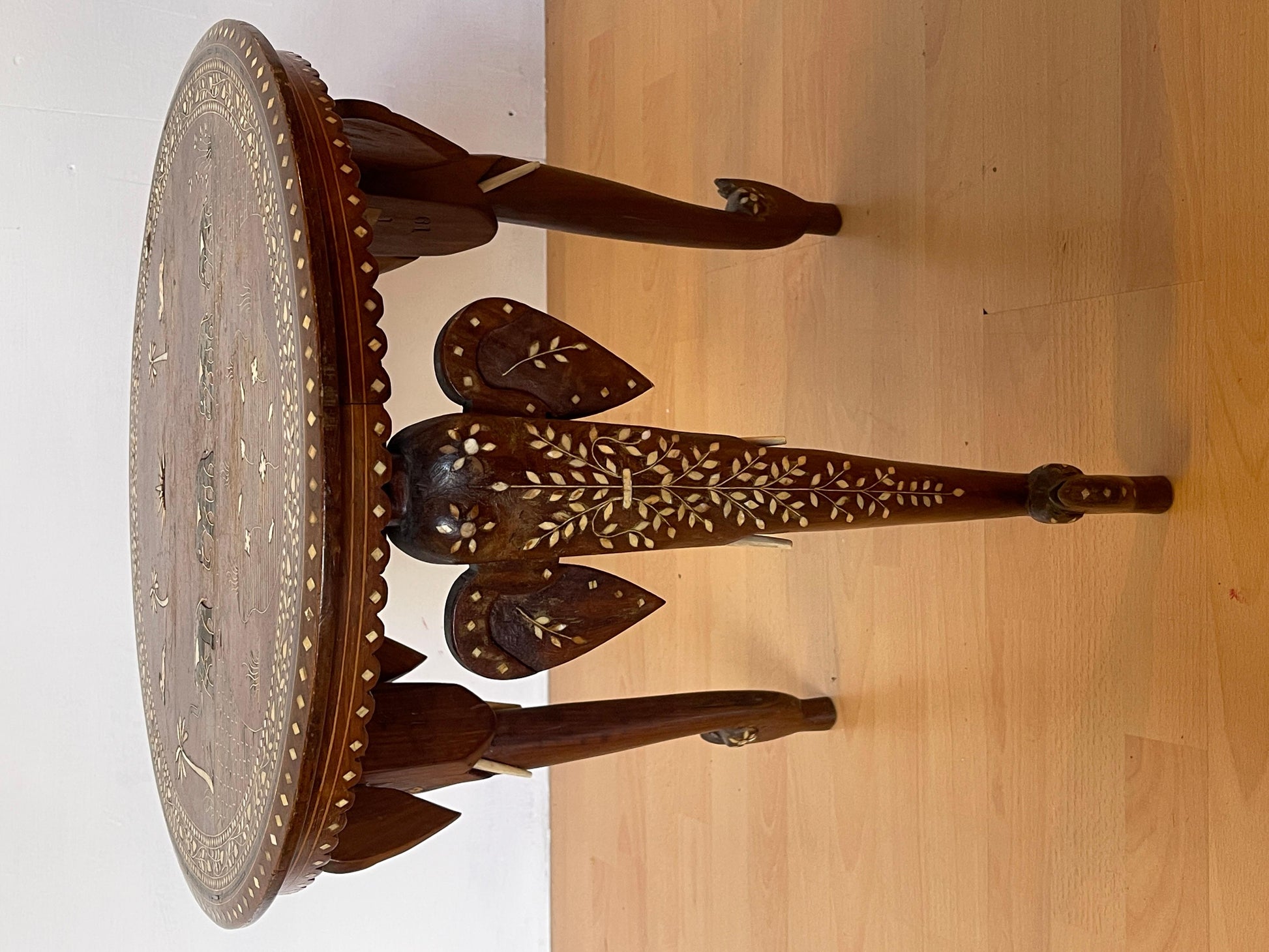 Tavolino anglo-indianotaj mahal Elephant in legno e osso intarsiato XX secolo