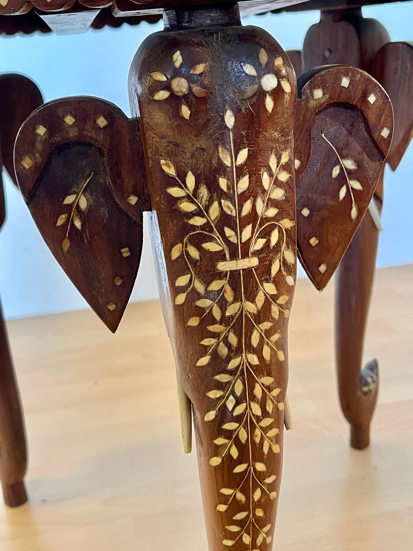 Tavolino anglo-indianotaj mahal Elephant in legno e osso intarsiato XX secolo