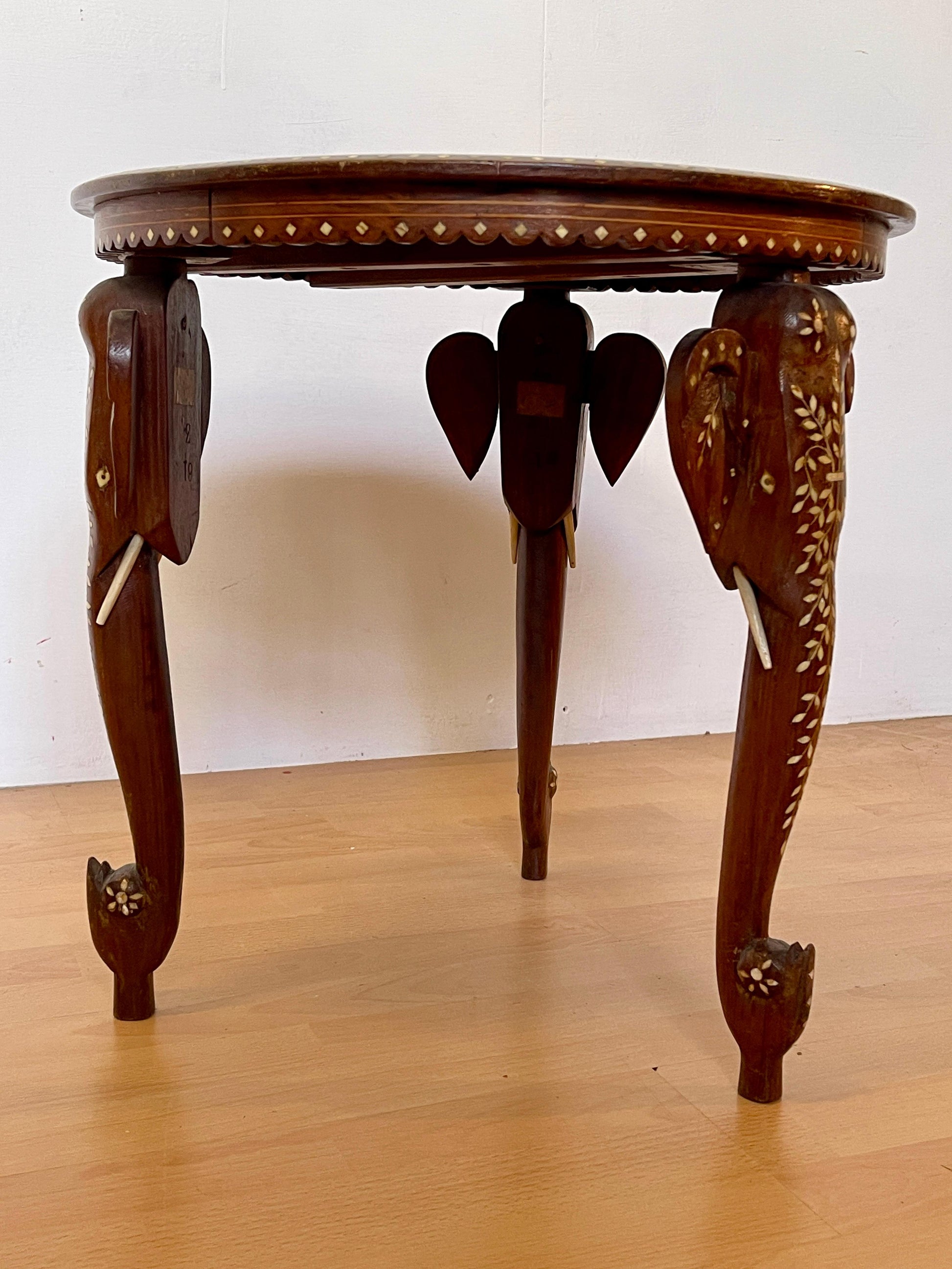 Tavolino anglo-indianotaj mahal Elephant in legno e osso intarsiato XX secolo