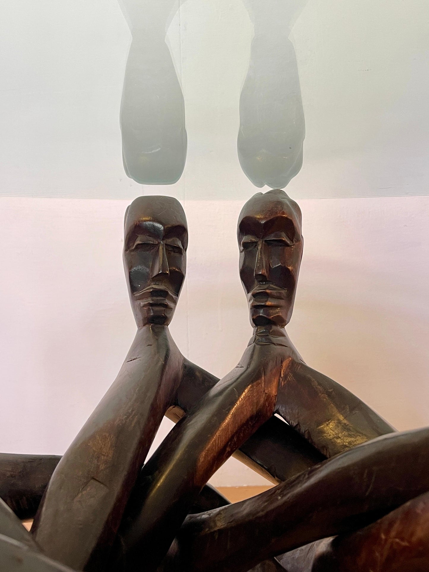 Esclusivo tavolino in legno africano degli anni '50