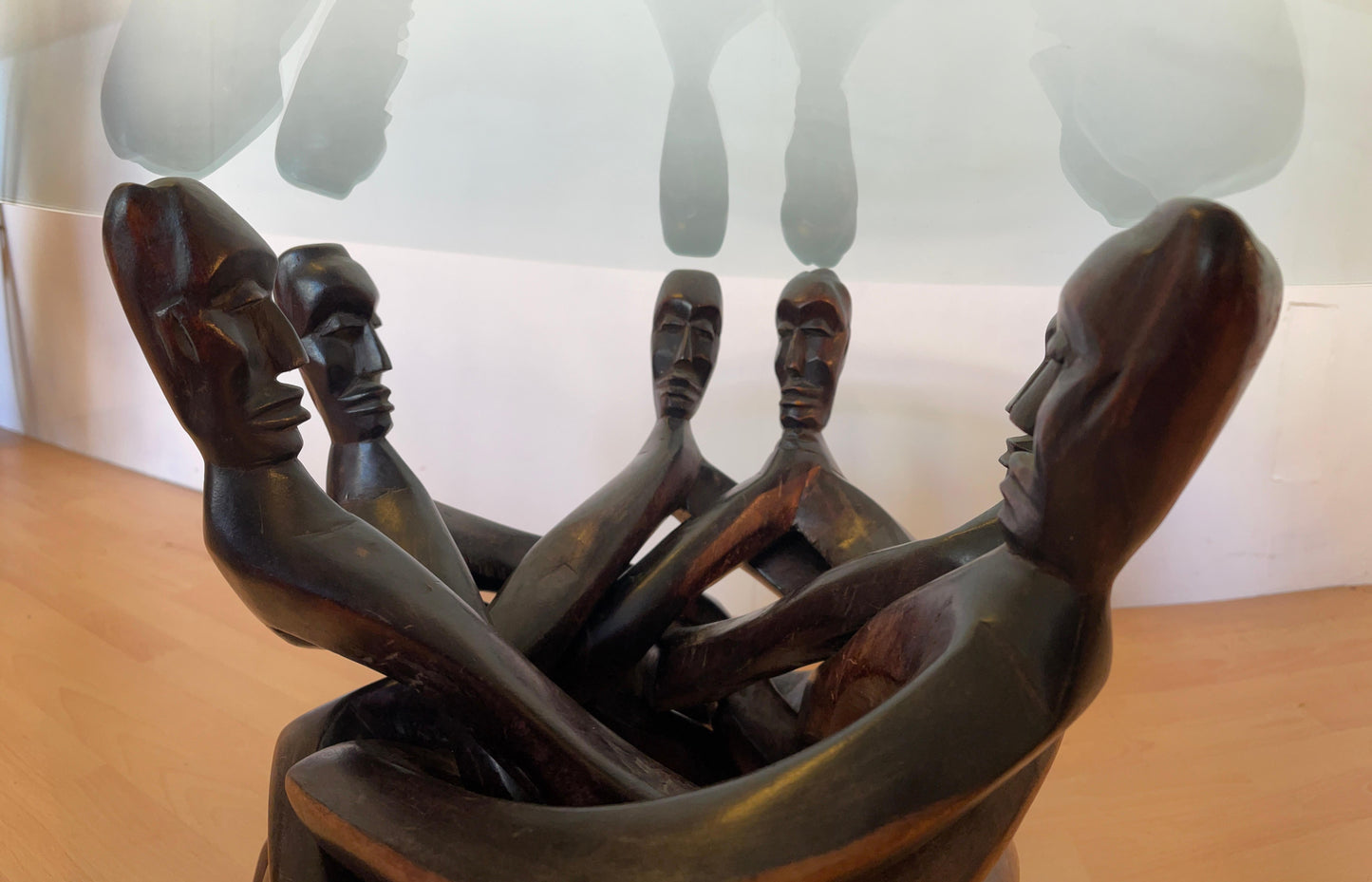 Esclusivo tavolino in legno africano degli anni '50