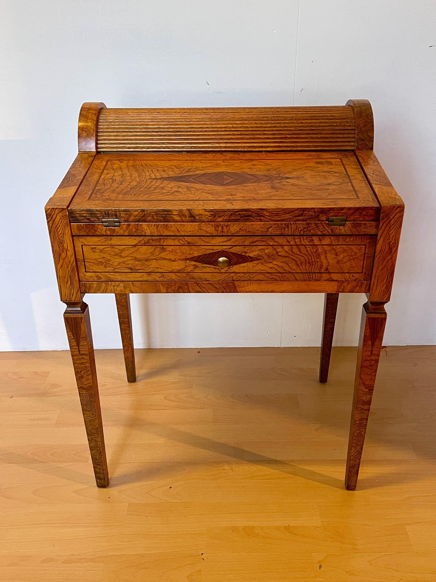 Scrivania in legno noce intarsiato stile italiano anni '60