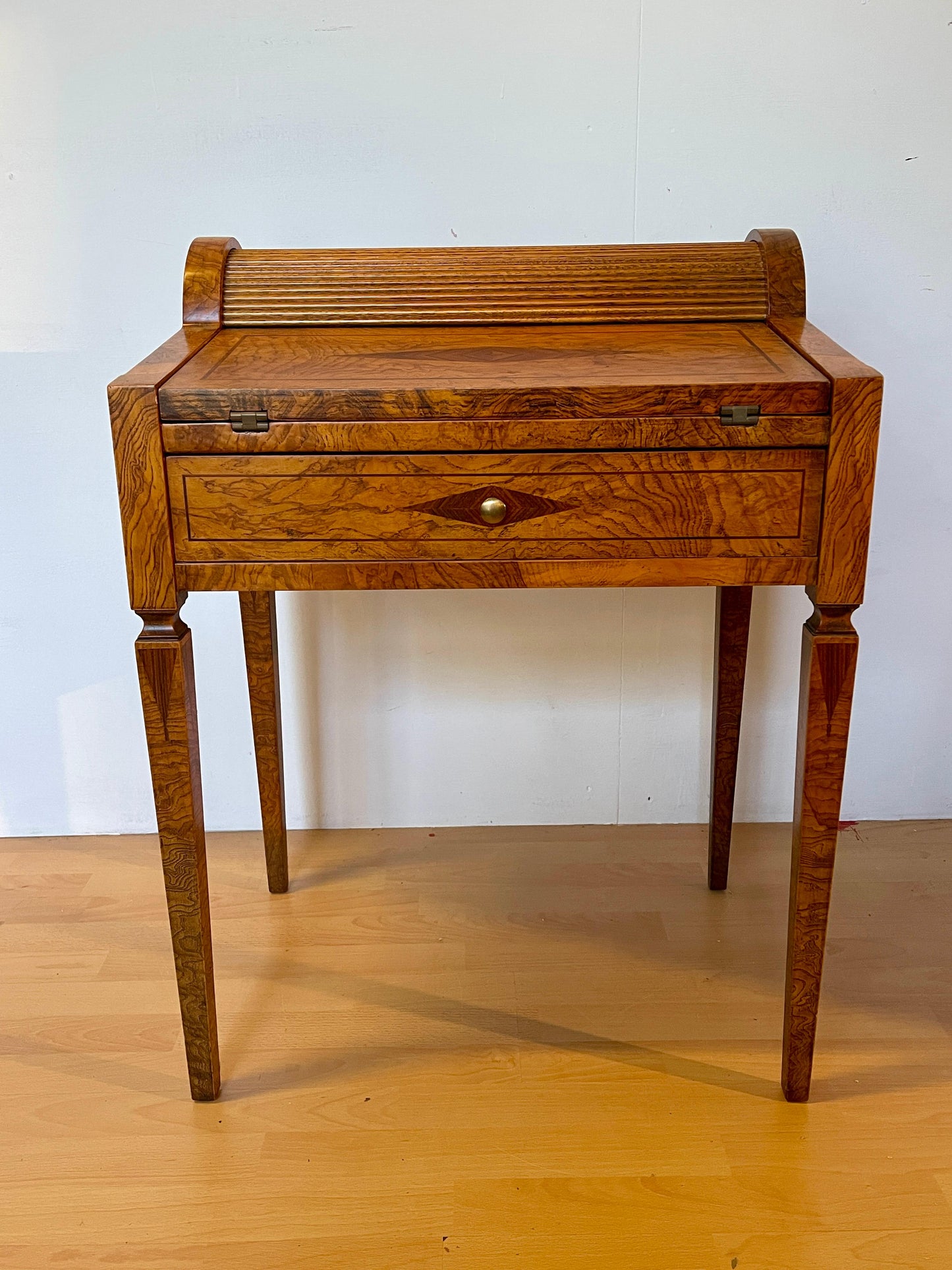 Scrivania in legno noce intarsiato stile italiano anni '60