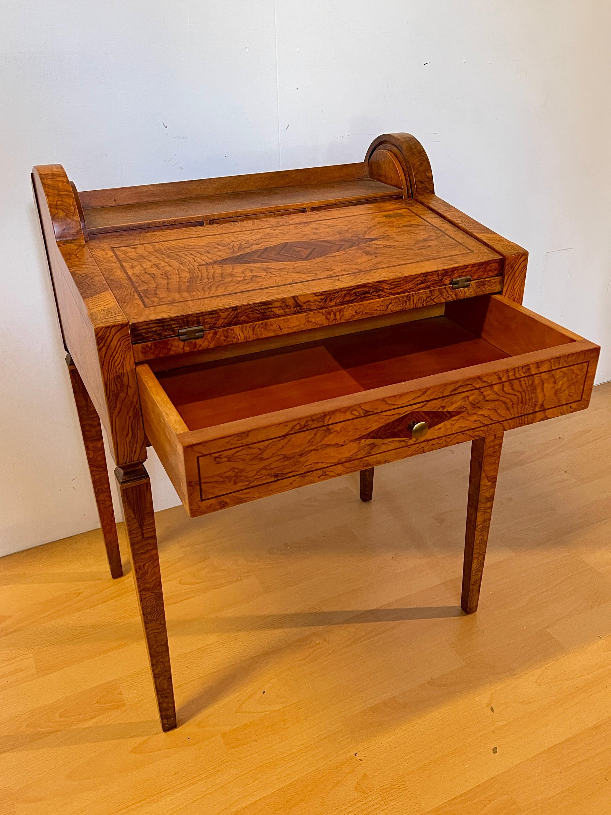 Scrivania in legno noce intarsiato stile italiano anni '60