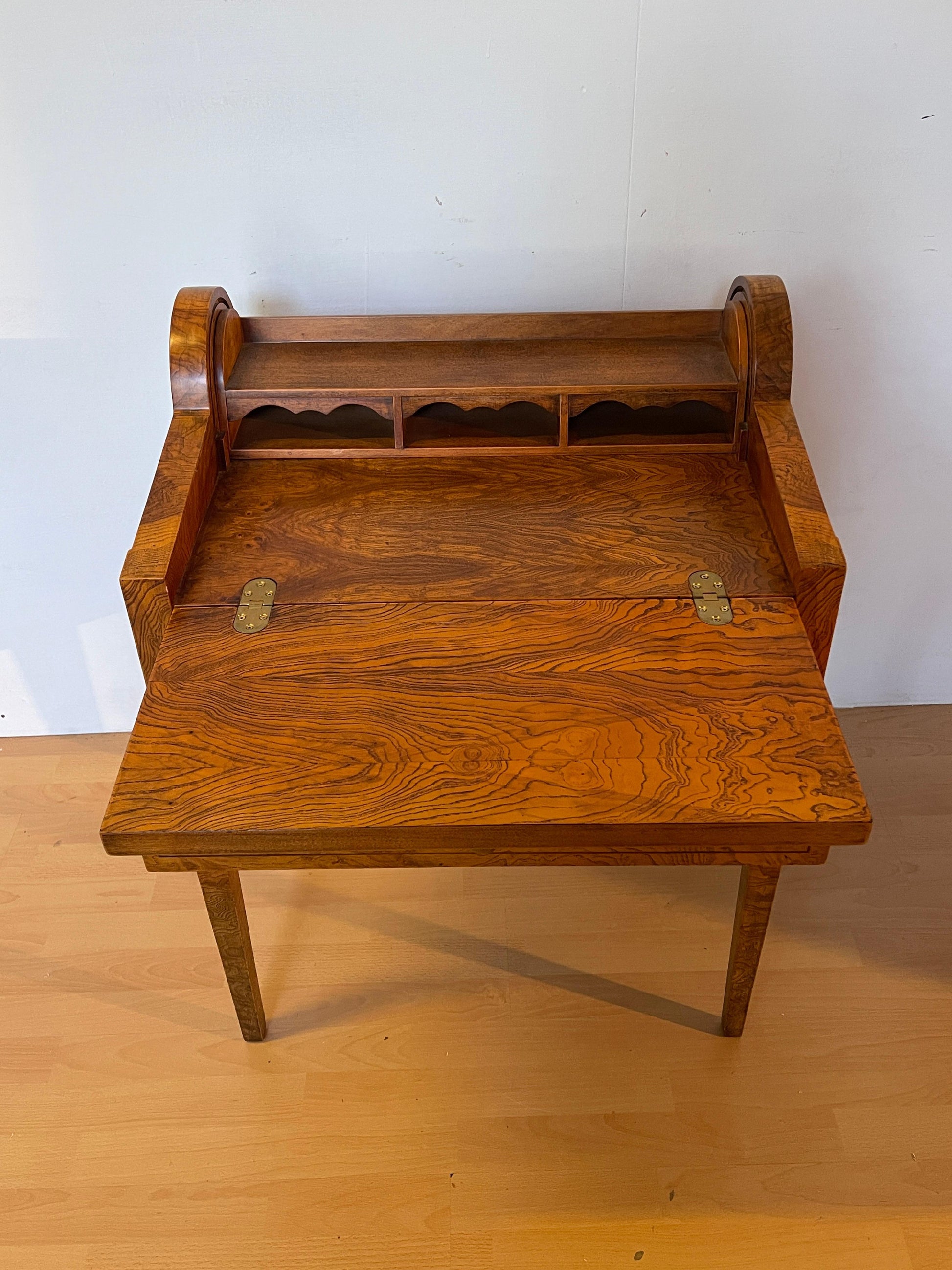 Scrivania in legno noce intarsiato stile italiano anni '60