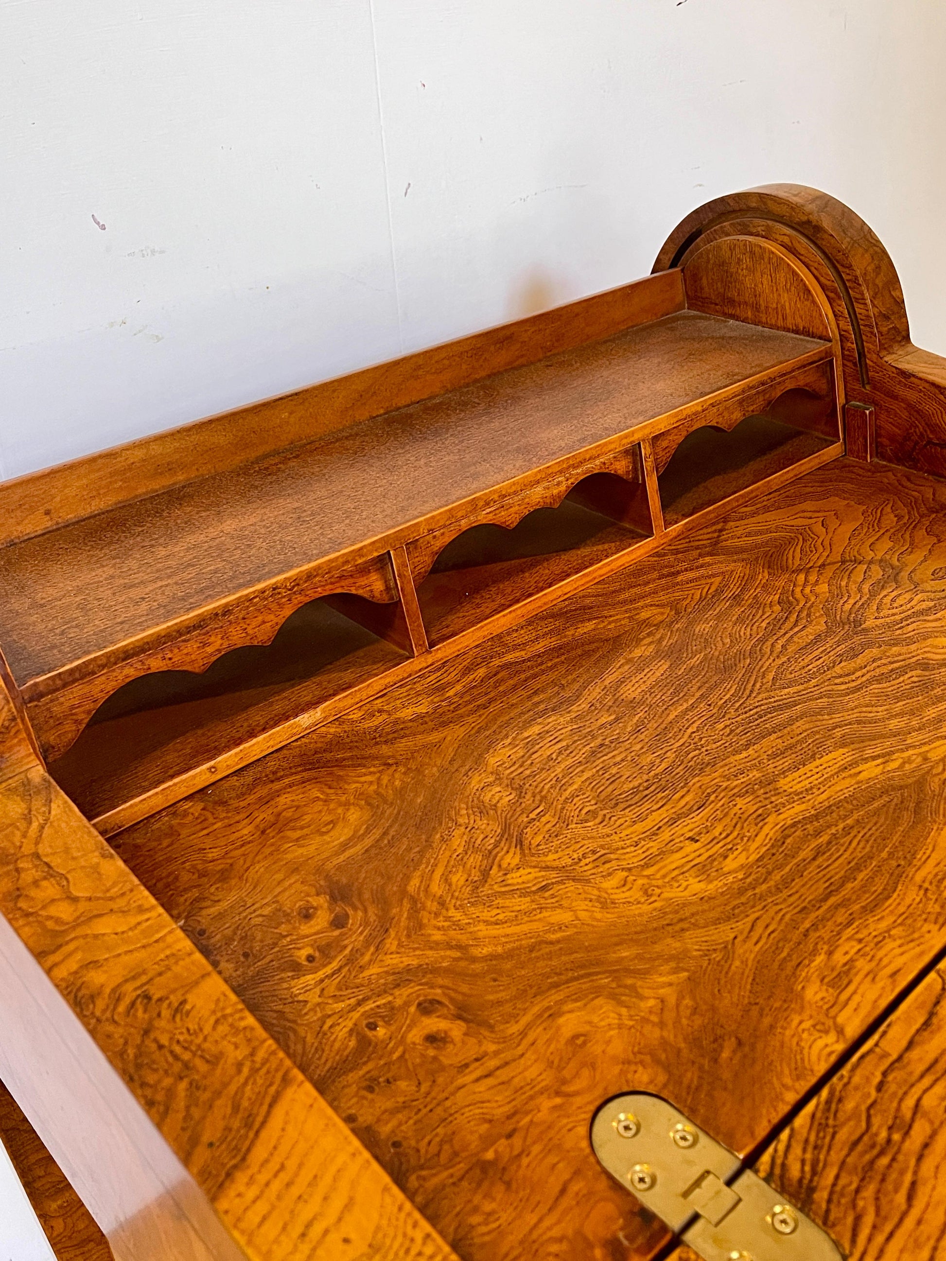 Scrivania in legno noce intarsiato stile italiano anni '60