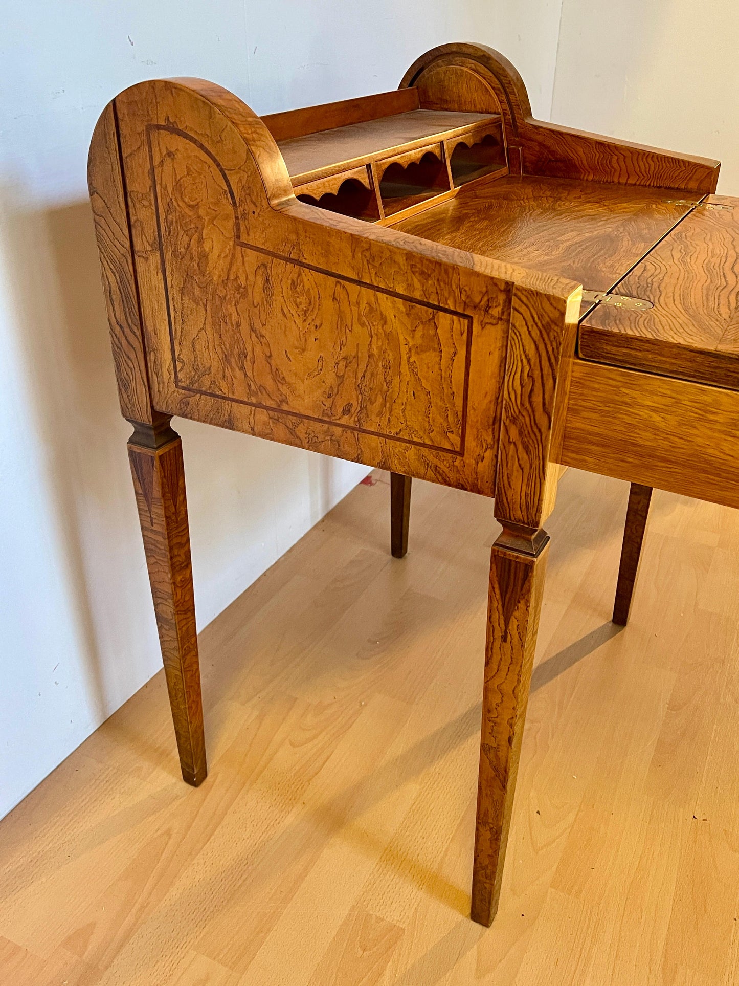 Scrivania in legno noce intarsiato stile italiano anni '60