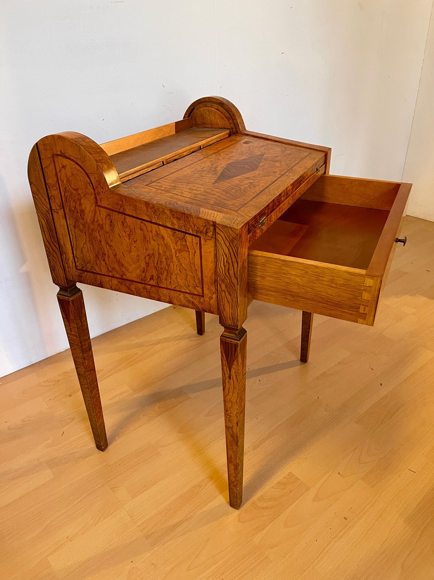 Scrivania in legno noce intarsiato stile italiano anni '60