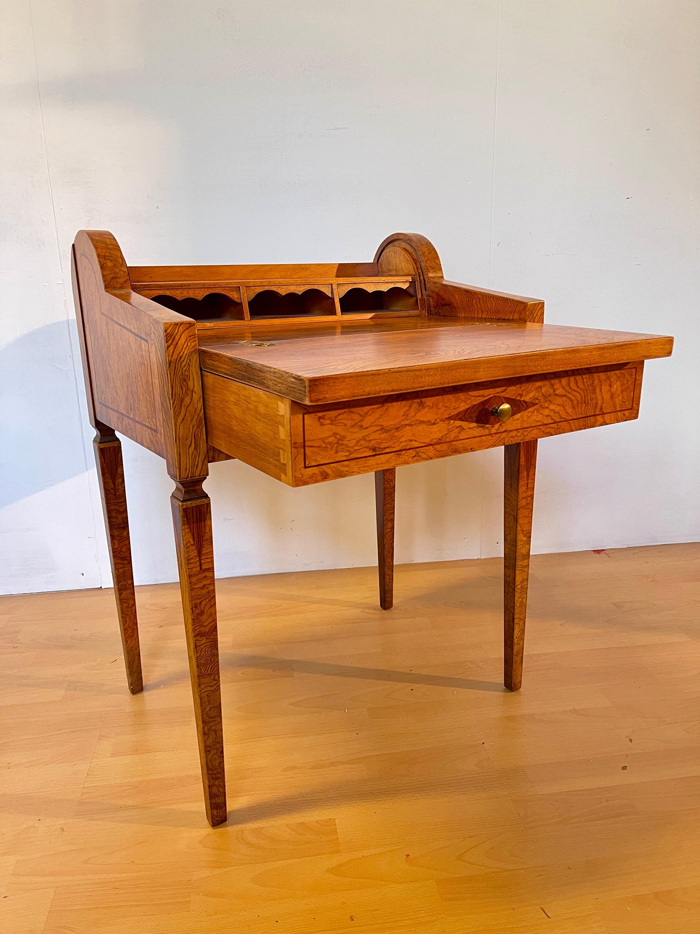 Scrivania in legno noce intarsiato stile italiano anni '60