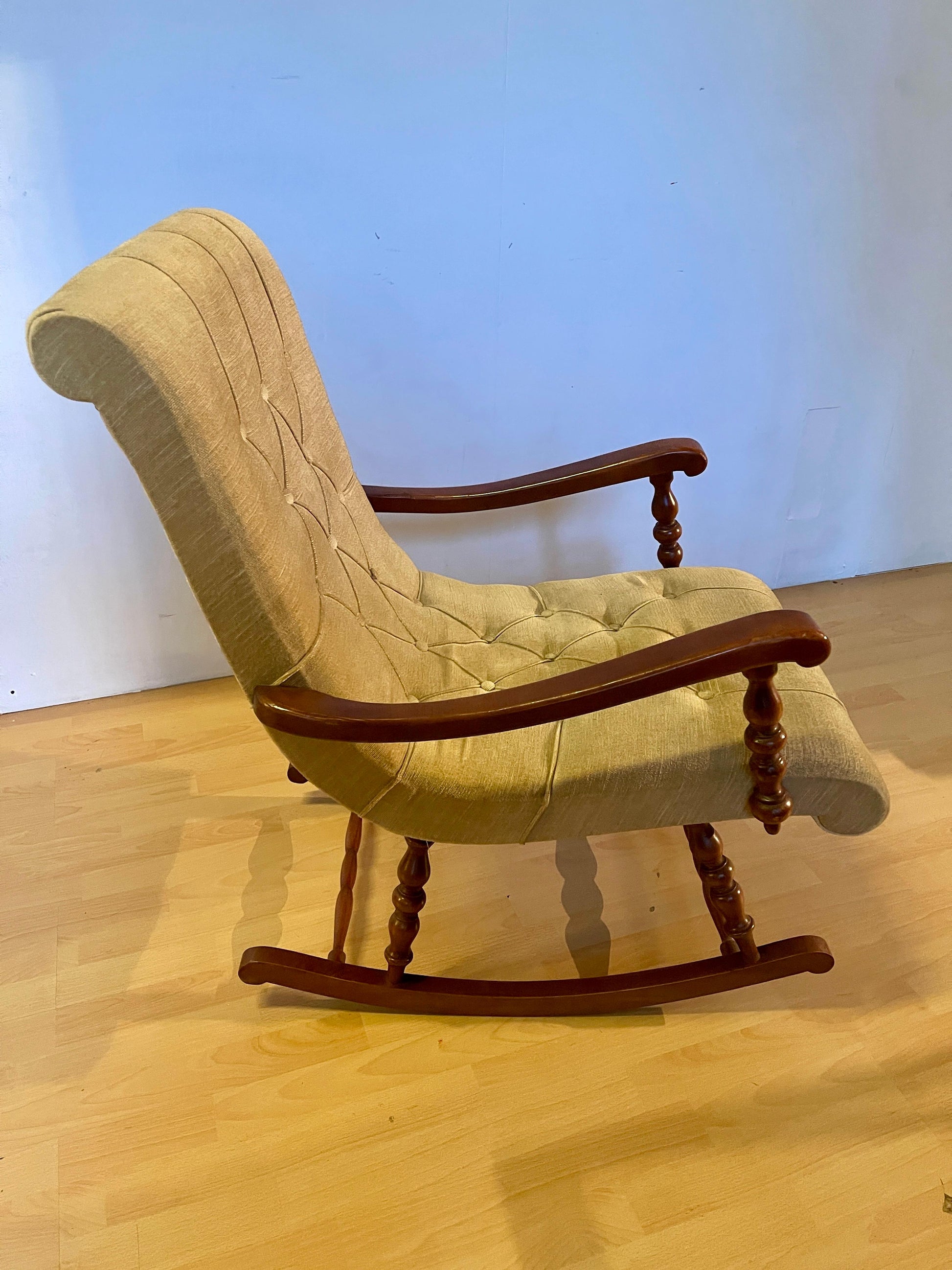 Elegante sedia a dondolo stile classico italiano anni '90