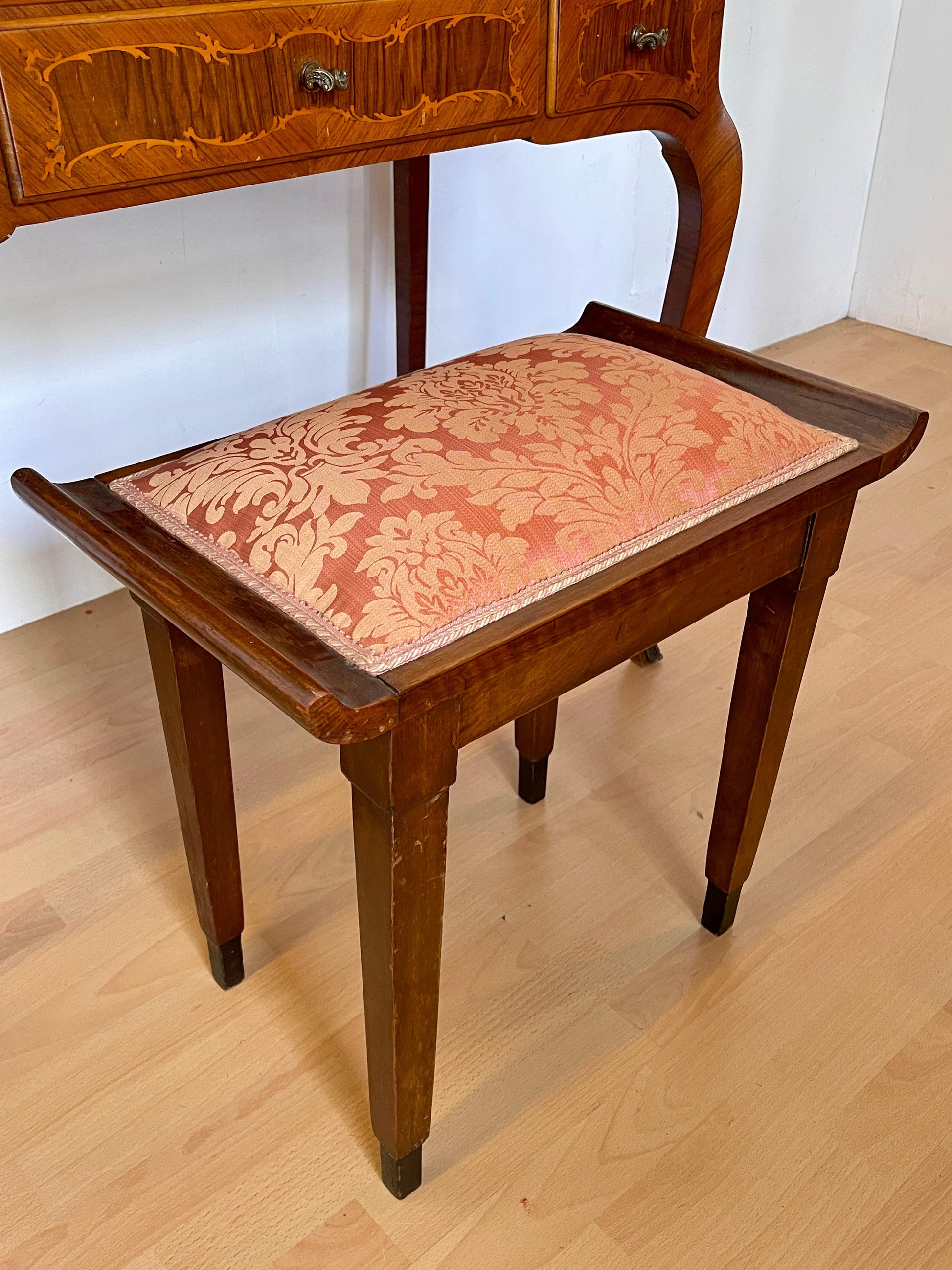 Toilette vintage con tre specchi e sgabello italiano imbottito degli anni '80