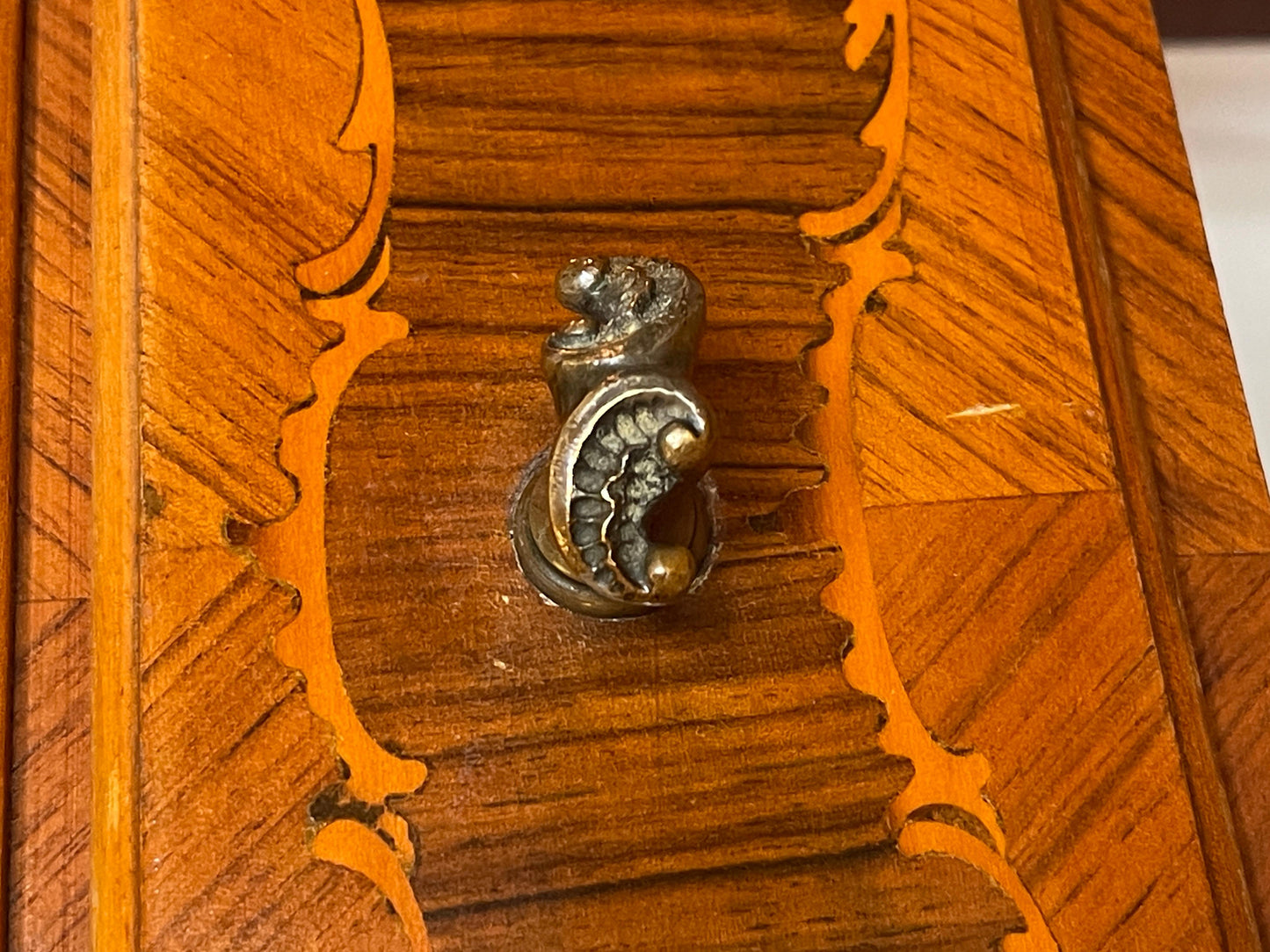 Toilette vintage con tre specchi e sgabello italiano imbottito degli anni '80