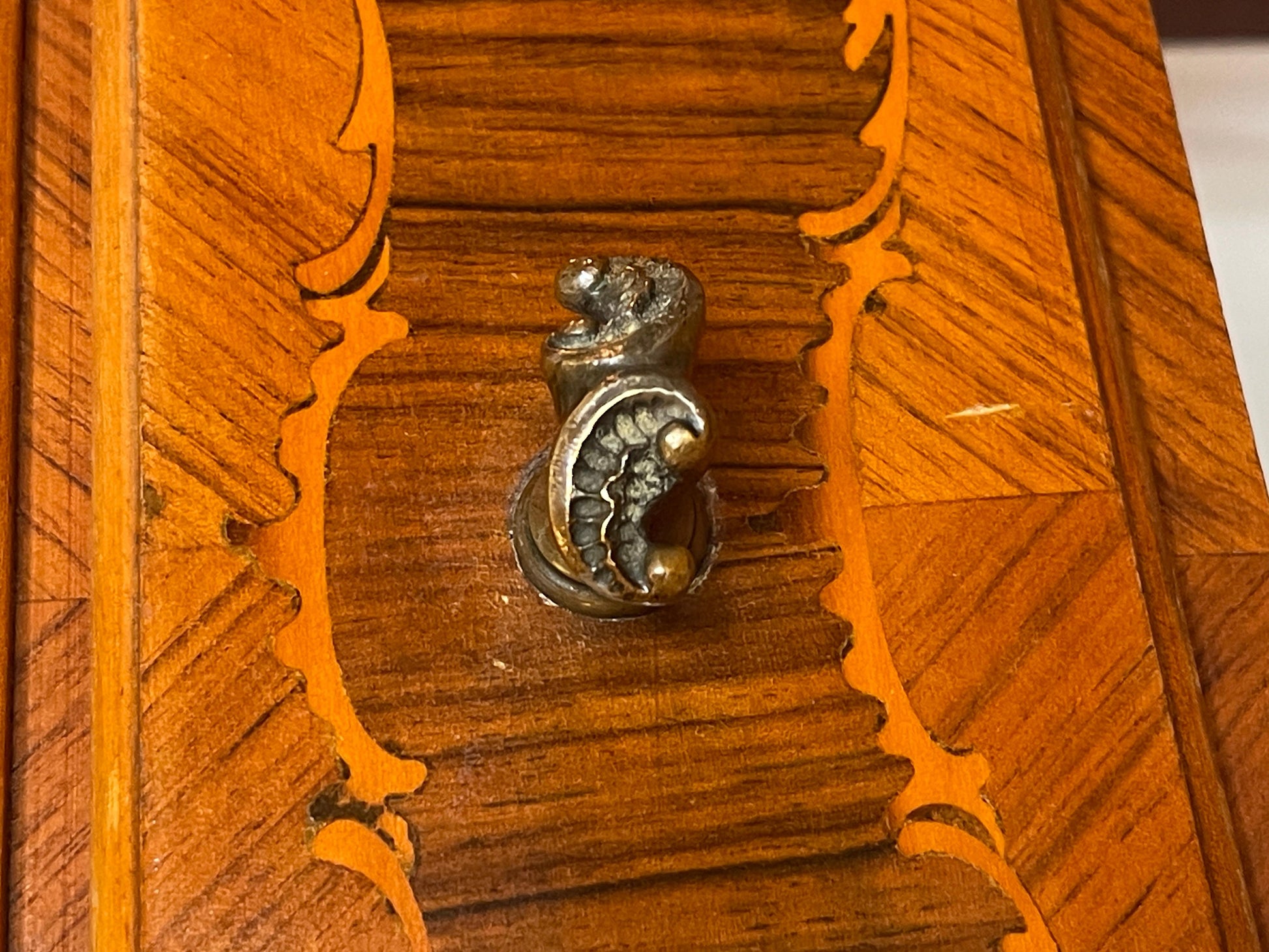 Toilette vintage con tre specchi e sgabello italiano imbottito degli anni '80