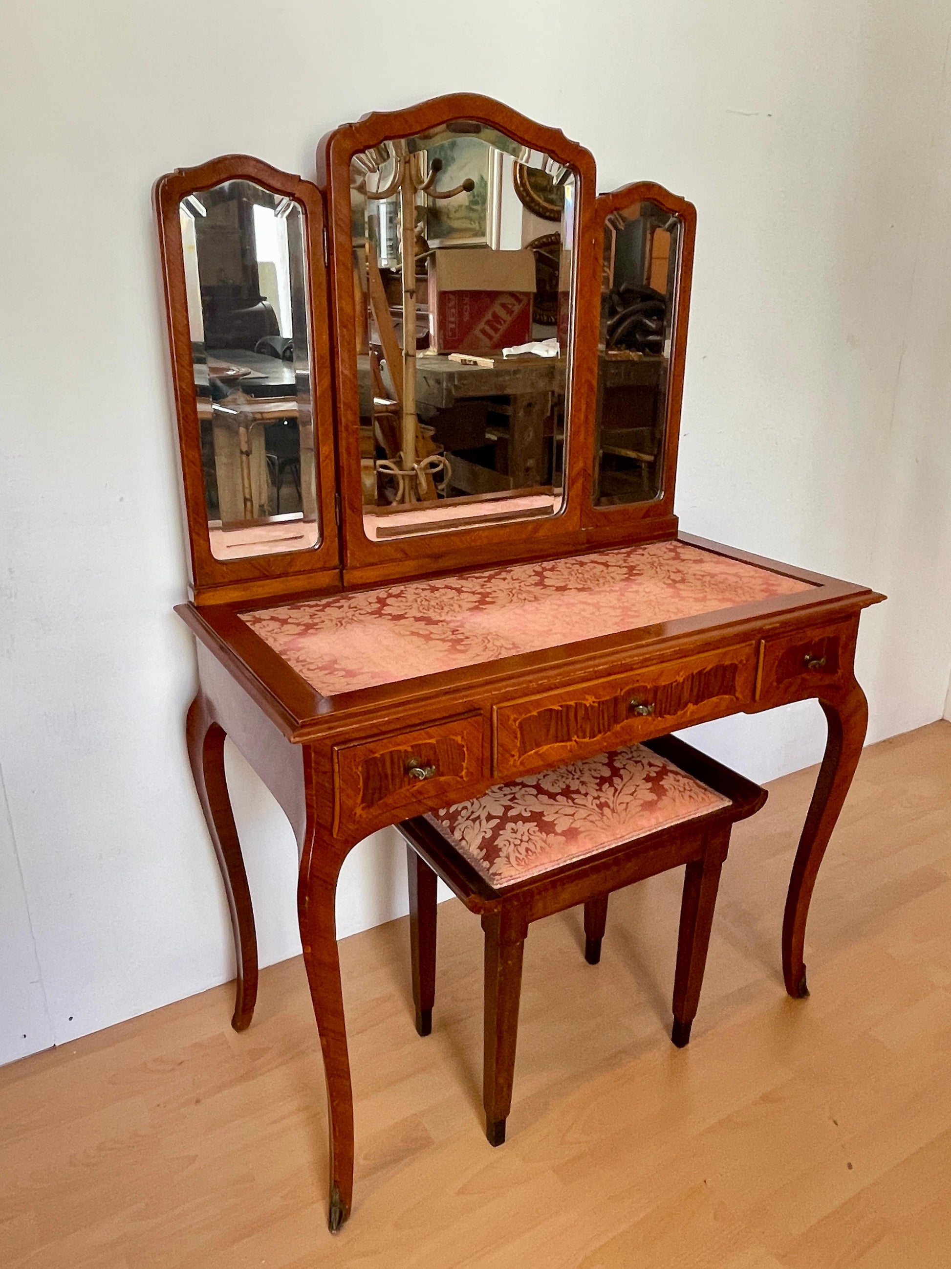 Toilette vintage con tre specchi e sgabello italiano imbottito degli anni '80