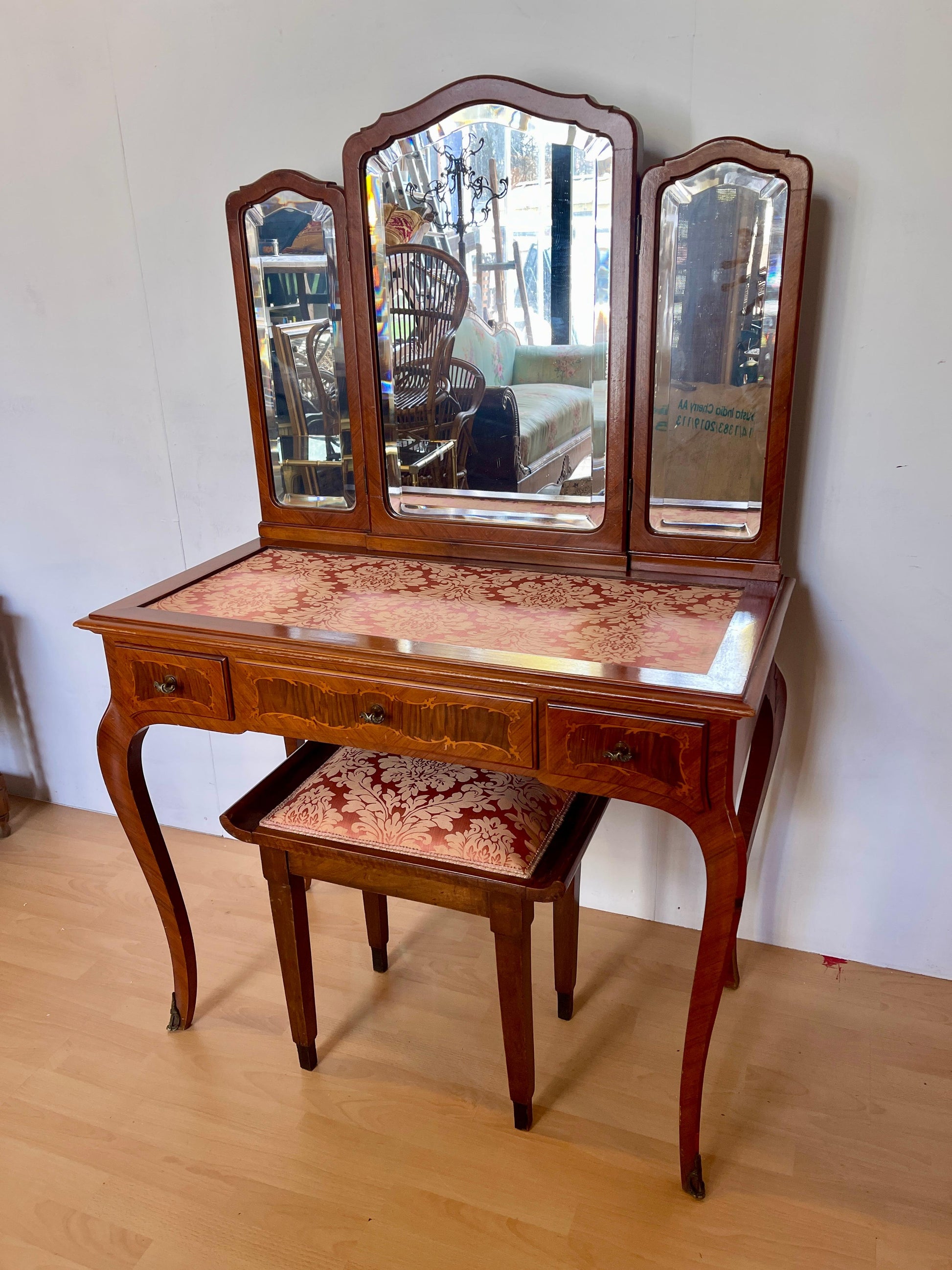 Toilette vintage con tre specchi e sgabello italiano imbottito degli anni '80