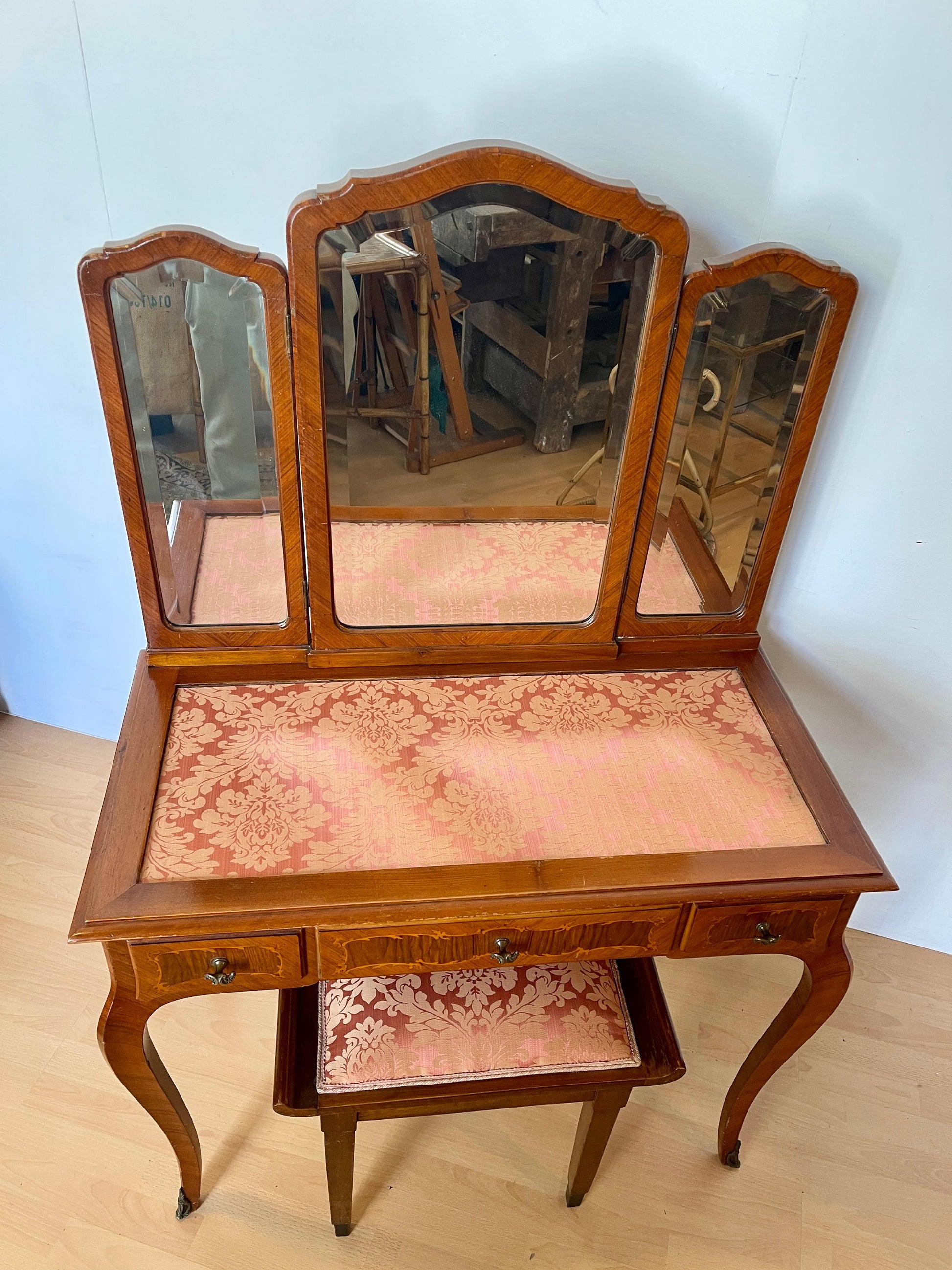 Toilette vintage con tre specchi e sgabello italiano imbottito degli anni '80