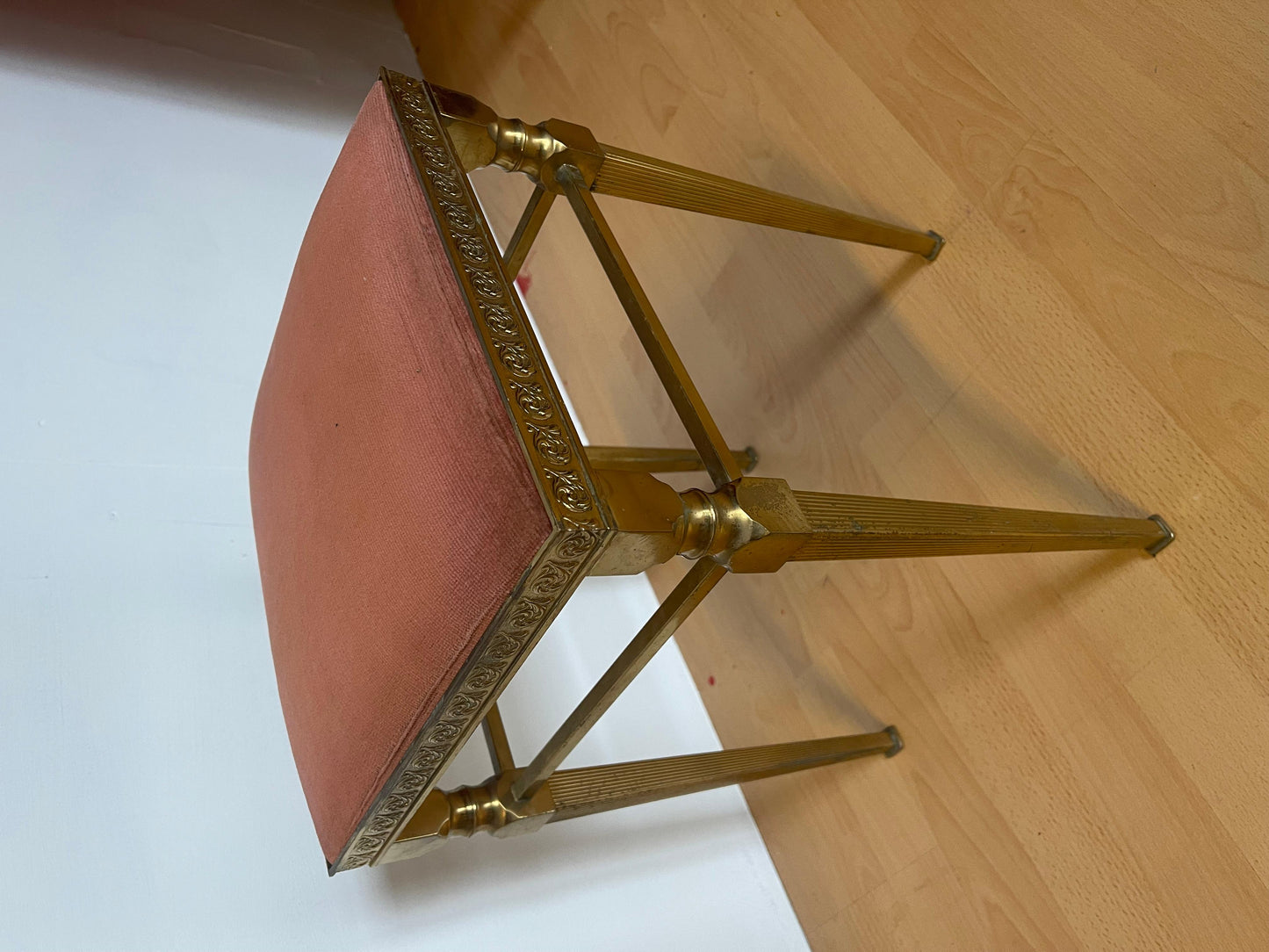 Sgabello italiano in bronzo dorato degli anni '60 in stile lombardo