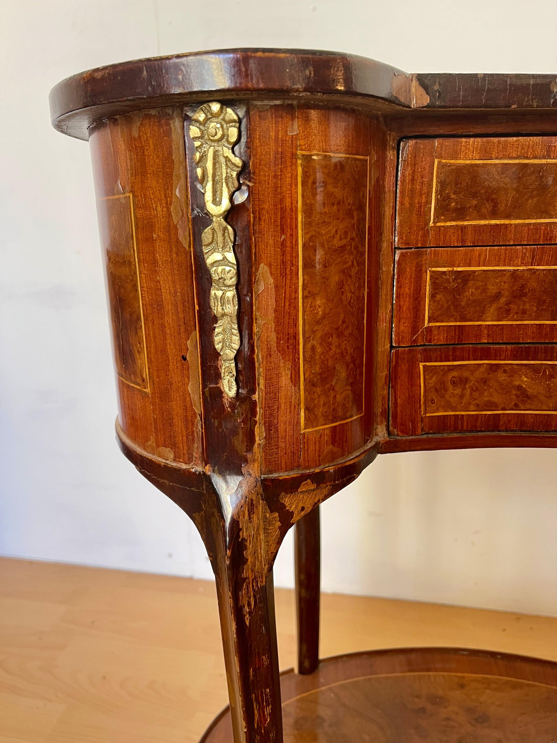 Antica coppia di comodini in legno e bronzo in stile Luigi XVI