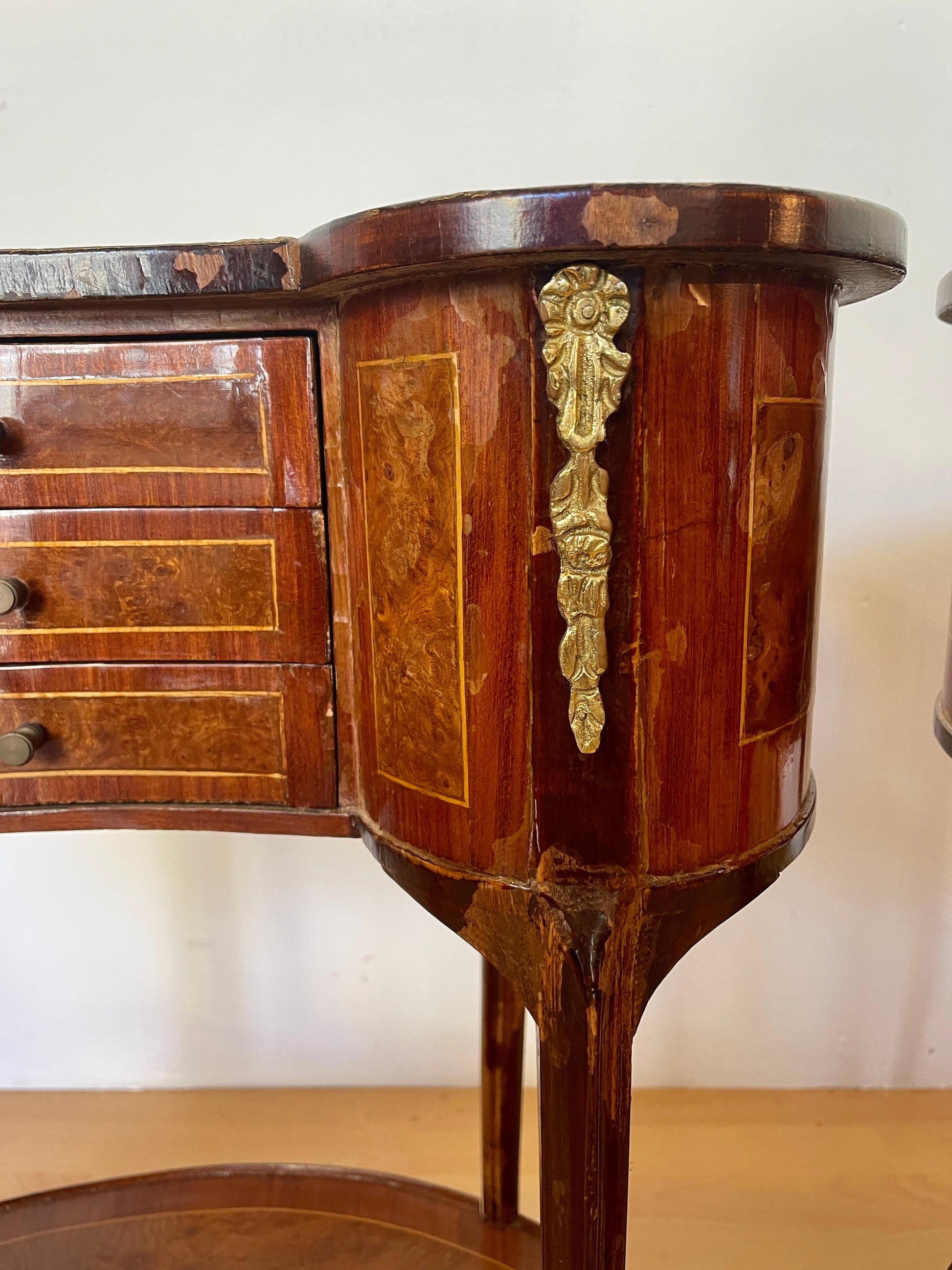 Antica coppia di comodini in legno e bronzo in stile Luigi XVI