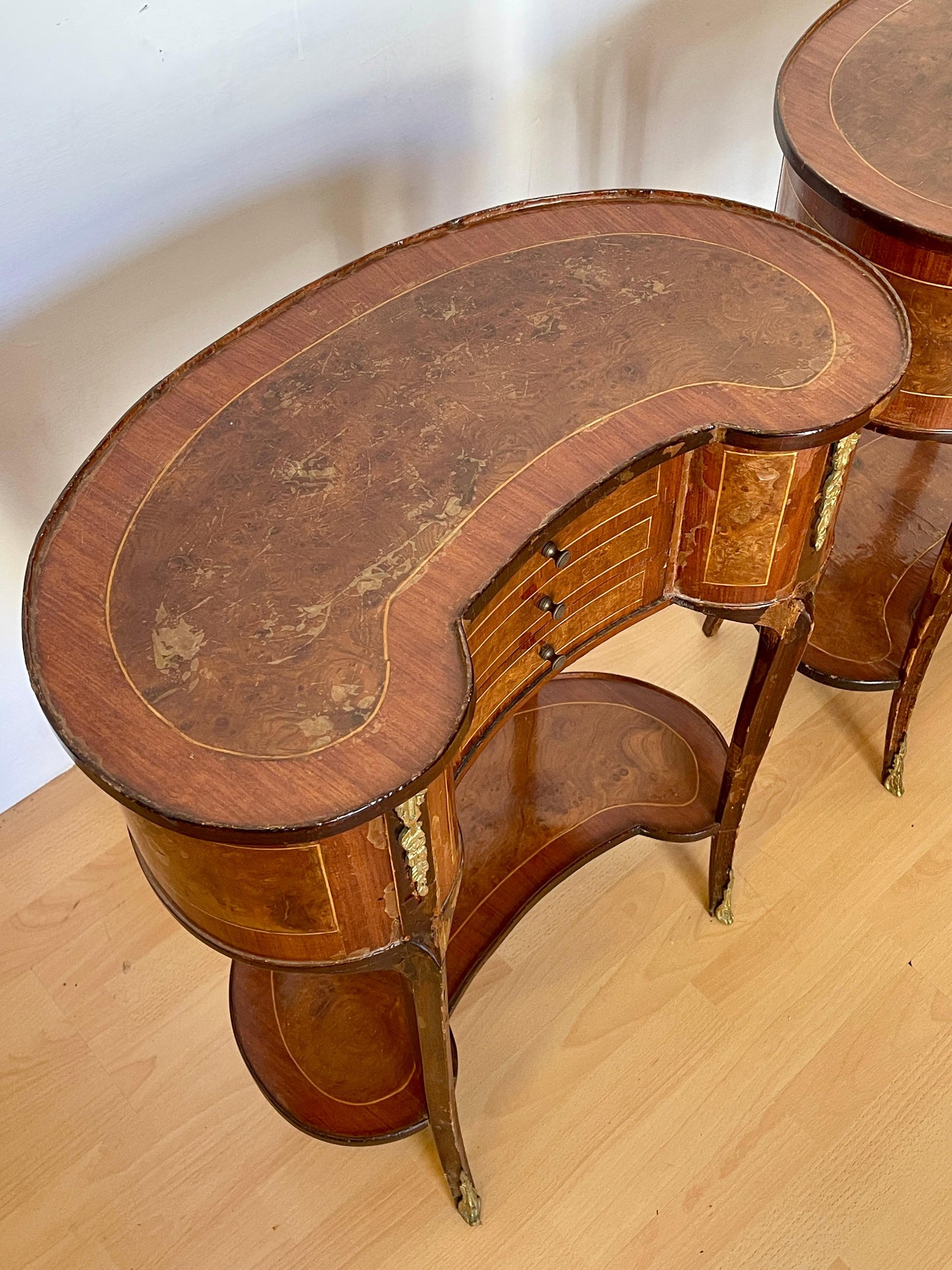 Antica coppia di comodini in legno e bronzo in stile Luigi XVI