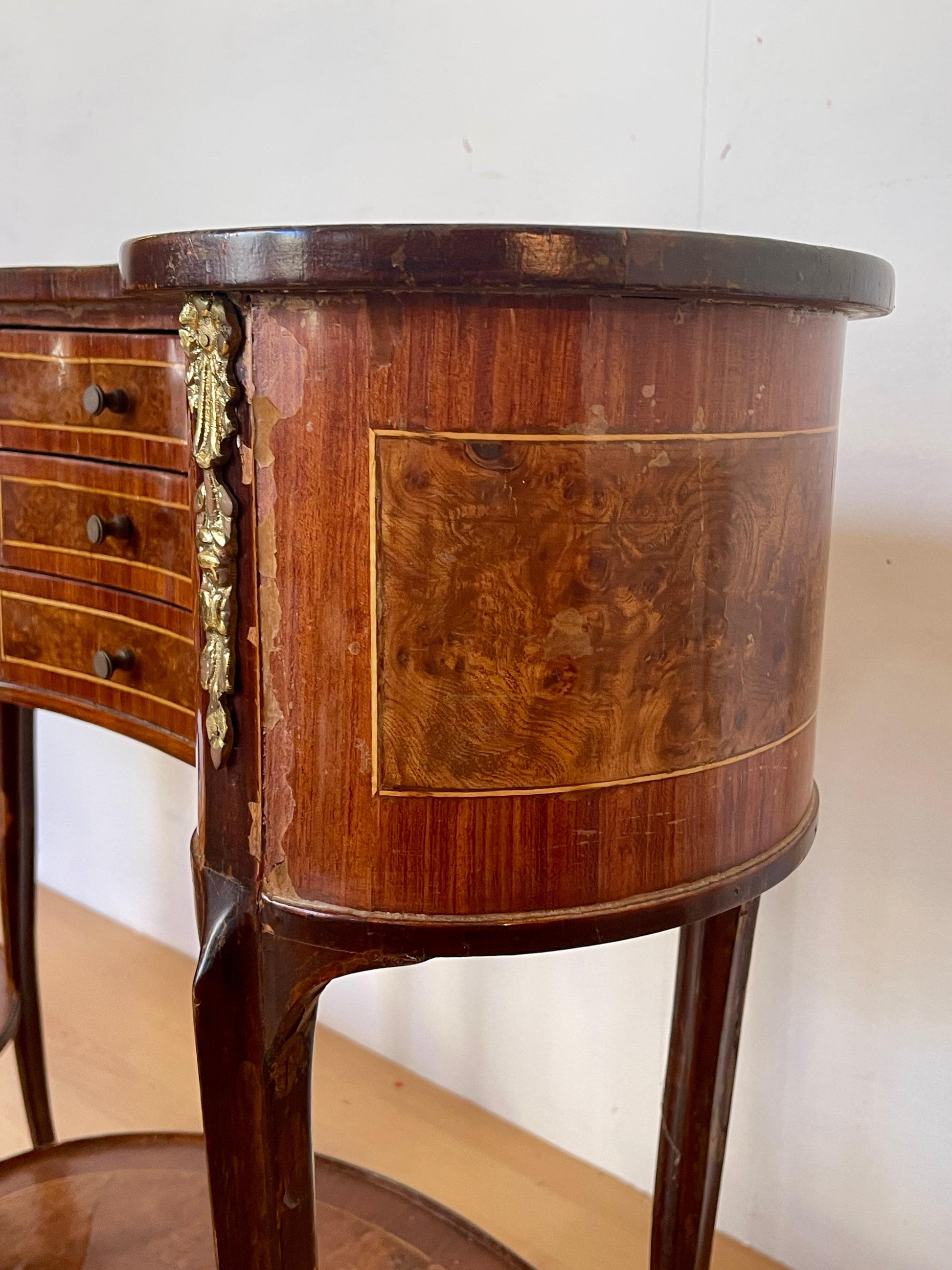 Antica coppia di comodini in legno e bronzo in stile Luigi XVI