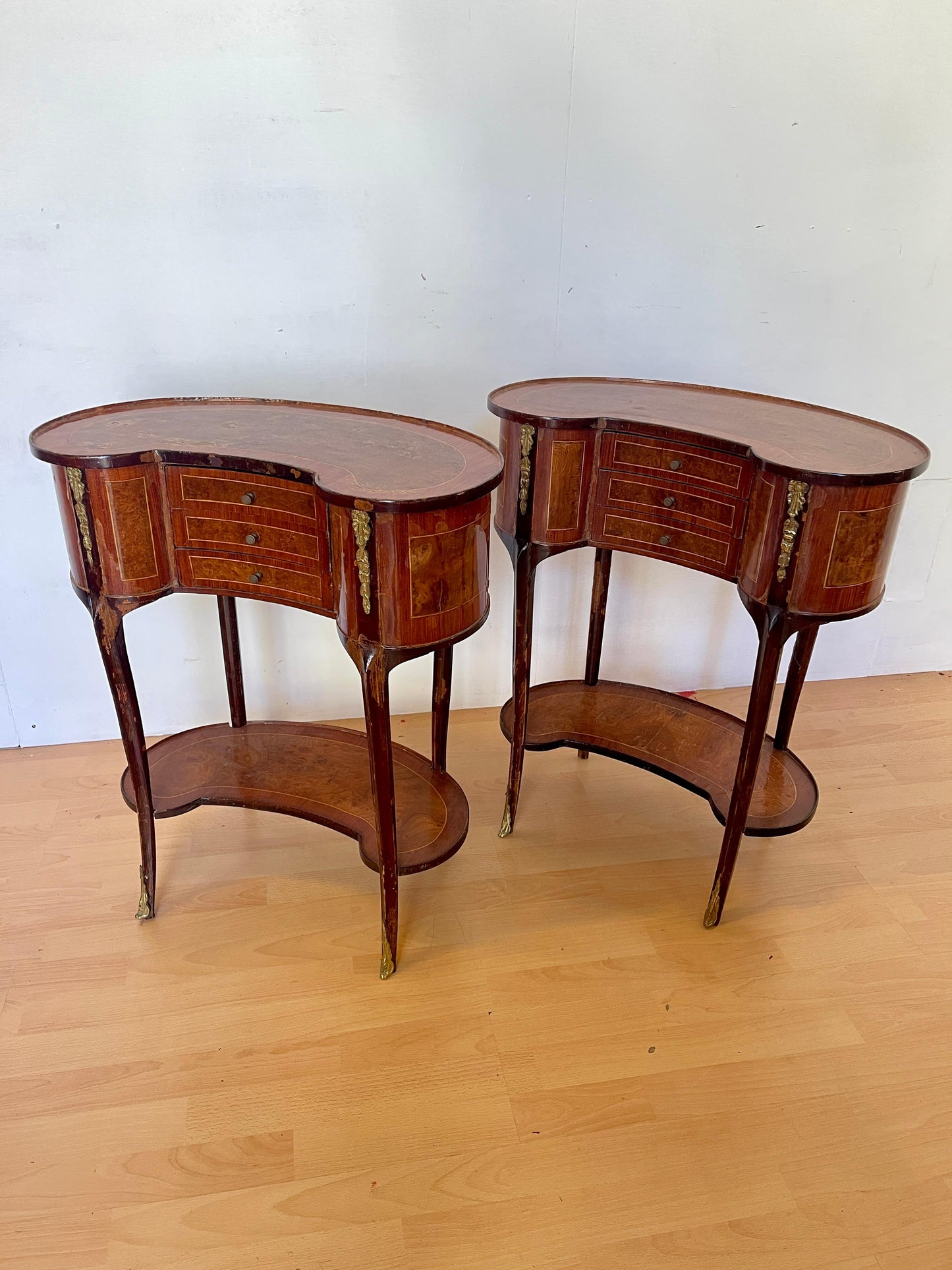 Antica coppia di comodini in legno e bronzo in stile Luigi XVI