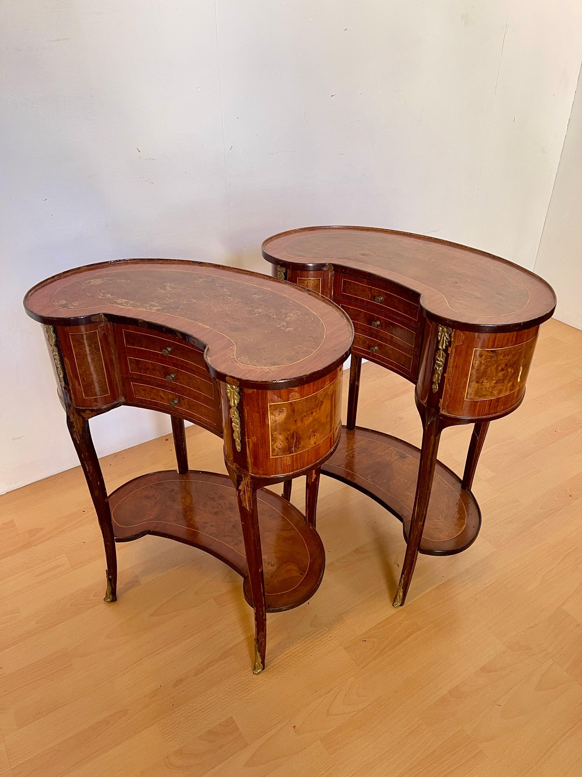 Antica coppia di comodini in legno e bronzo in stile Luigi XVI