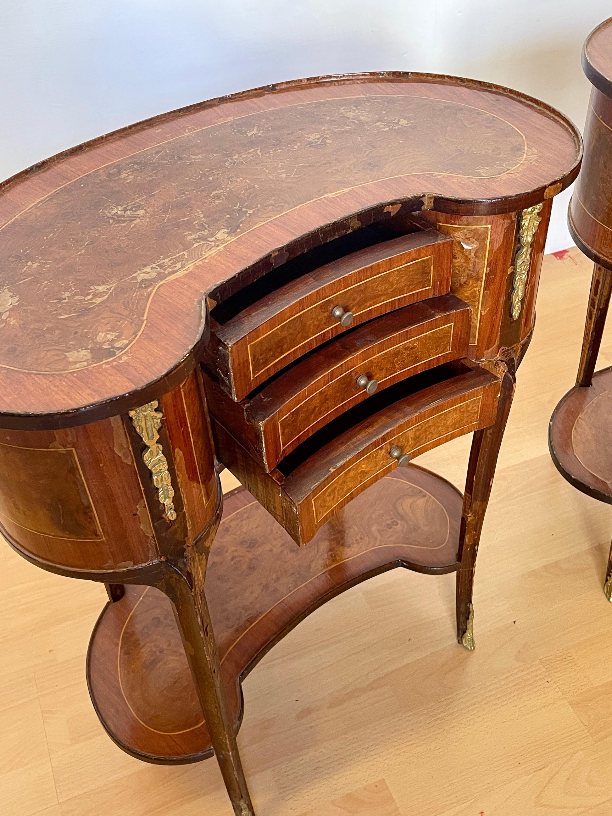 Antica coppia di comodini in legno e bronzo in stile Luigi XVI