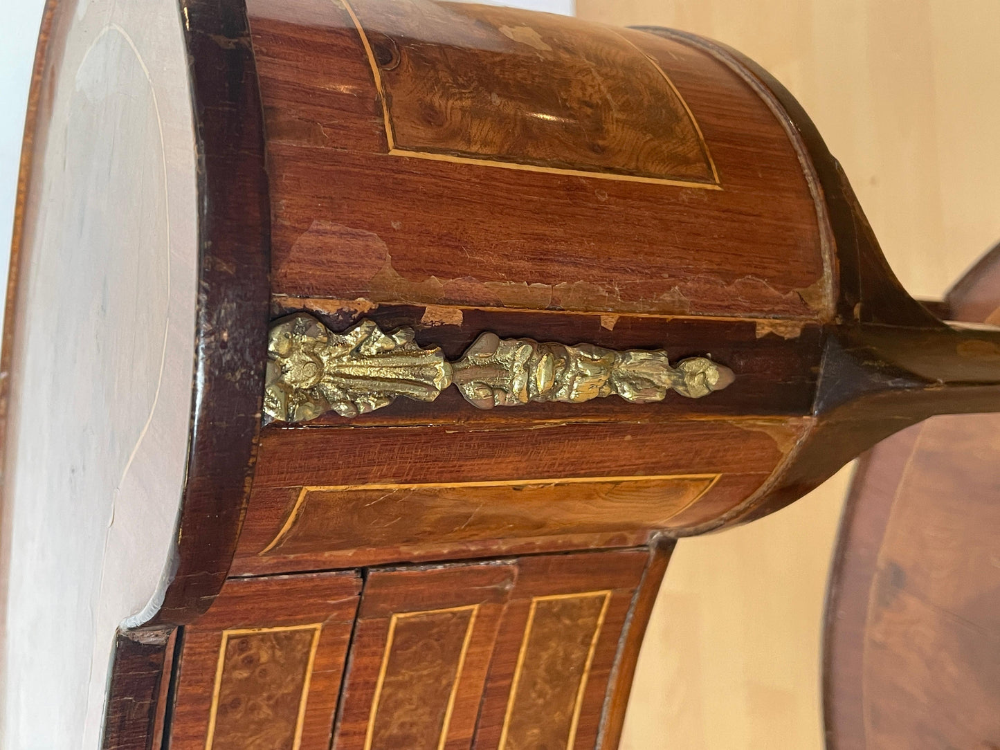 Antica coppia di comodini in legno e bronzo in stile Luigi XVI