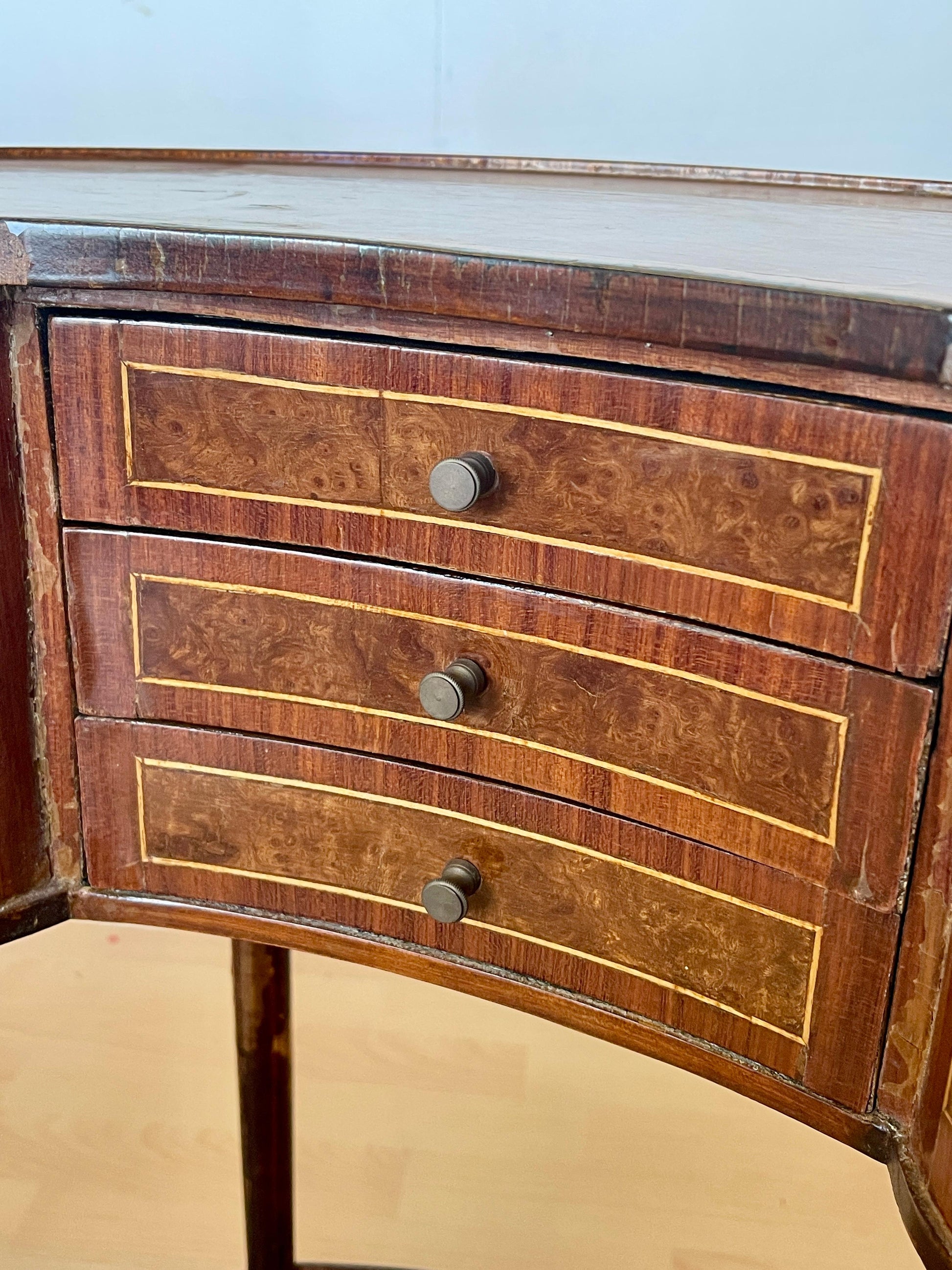 Antica coppia di comodini in legno e bronzo in stile Luigi XVI