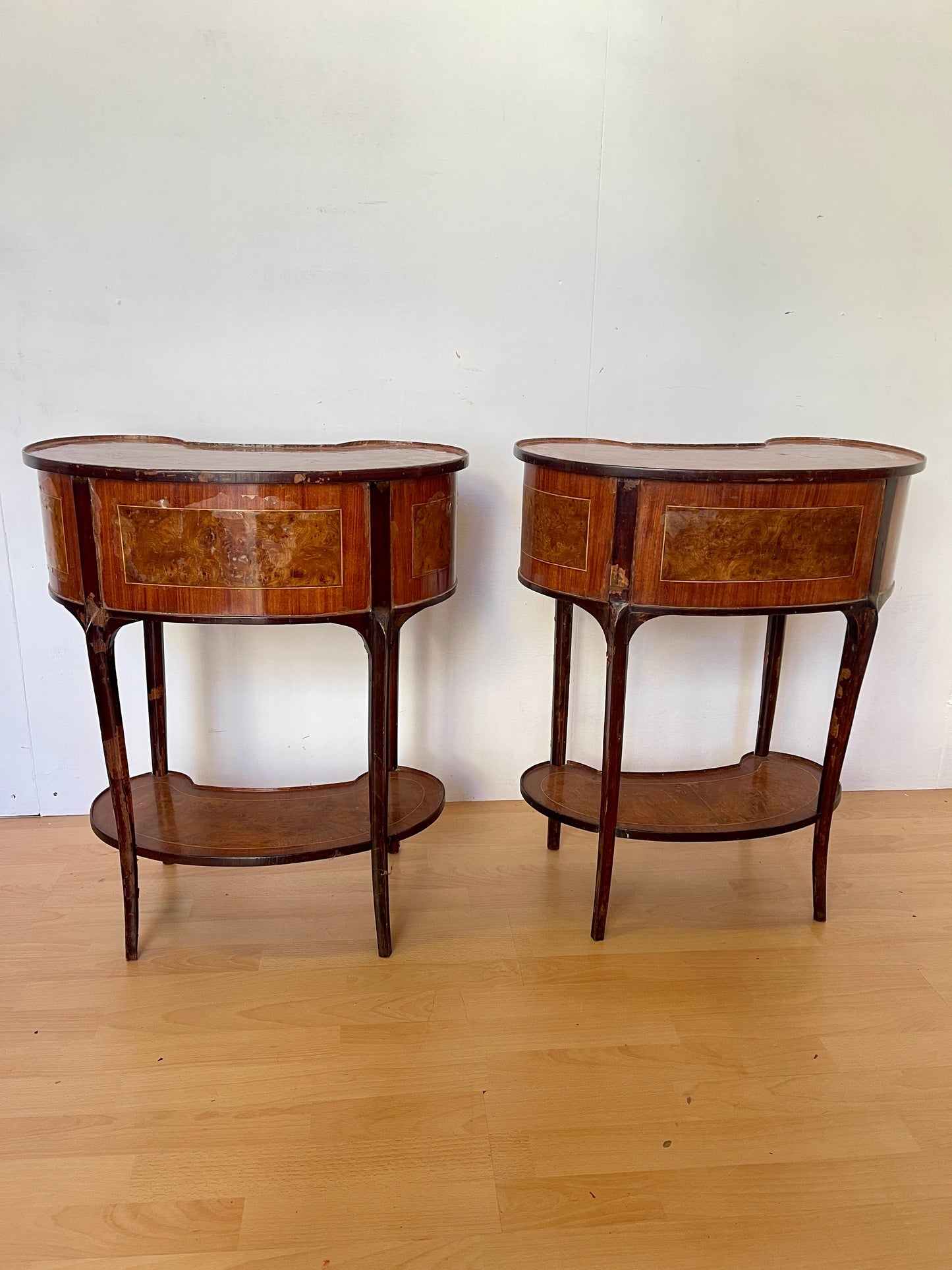 Antica coppia di comodini in legno e bronzo in stile Luigi XVI