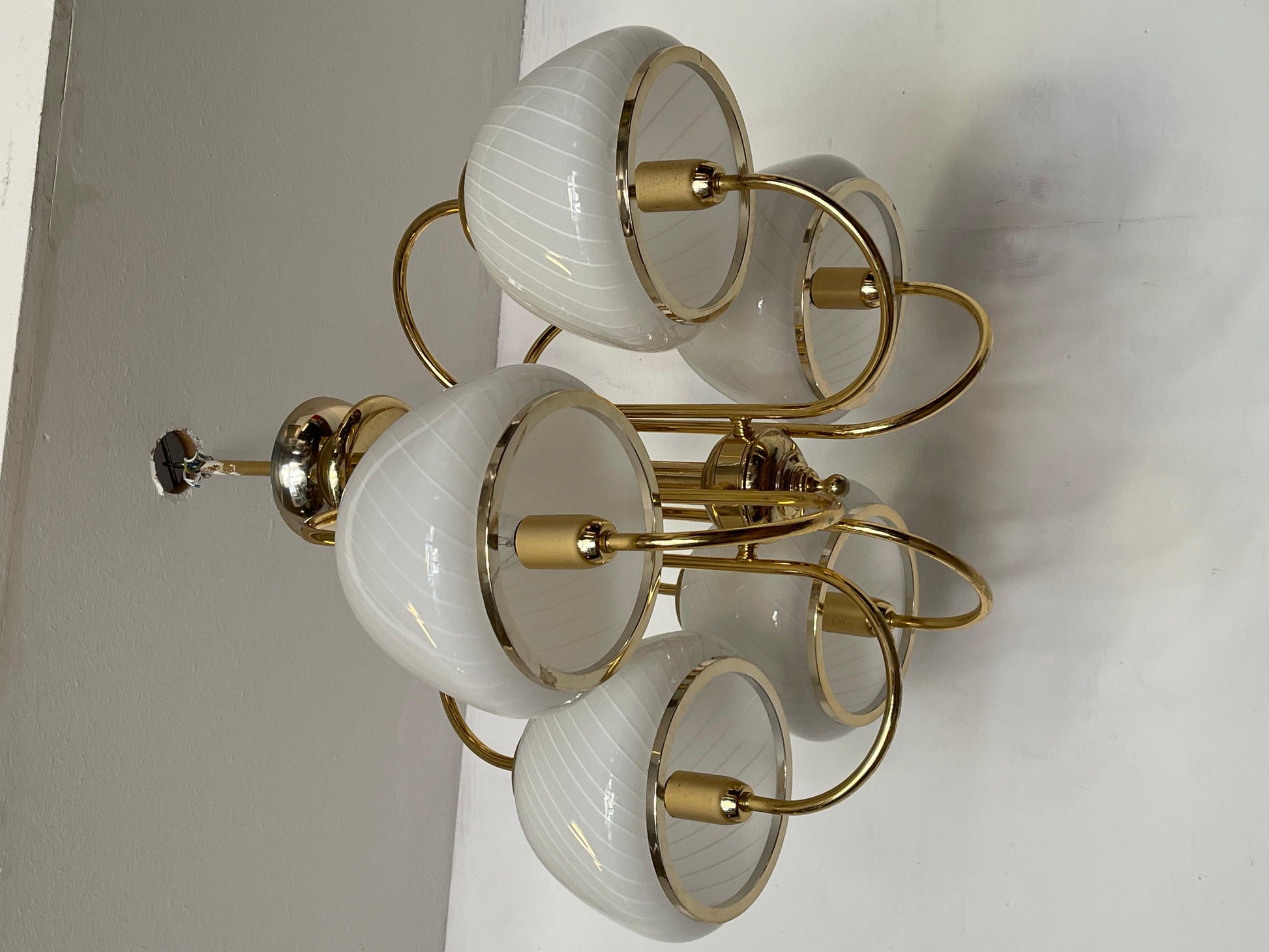 Lampadario elegante in stile italiani anni '80, sei bracci in ottone lucido
