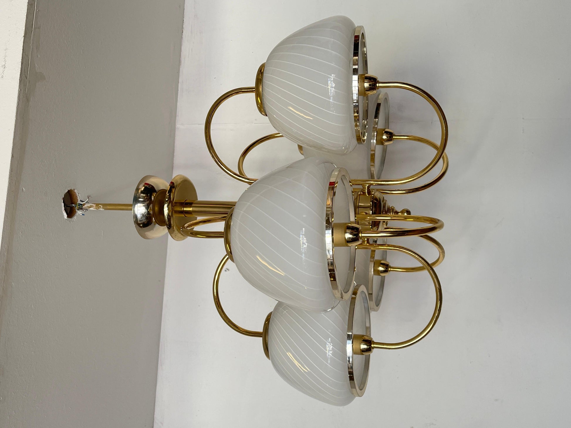 Lampadario elegante in stile italiani anni '80, sei bracci in ottone lucido