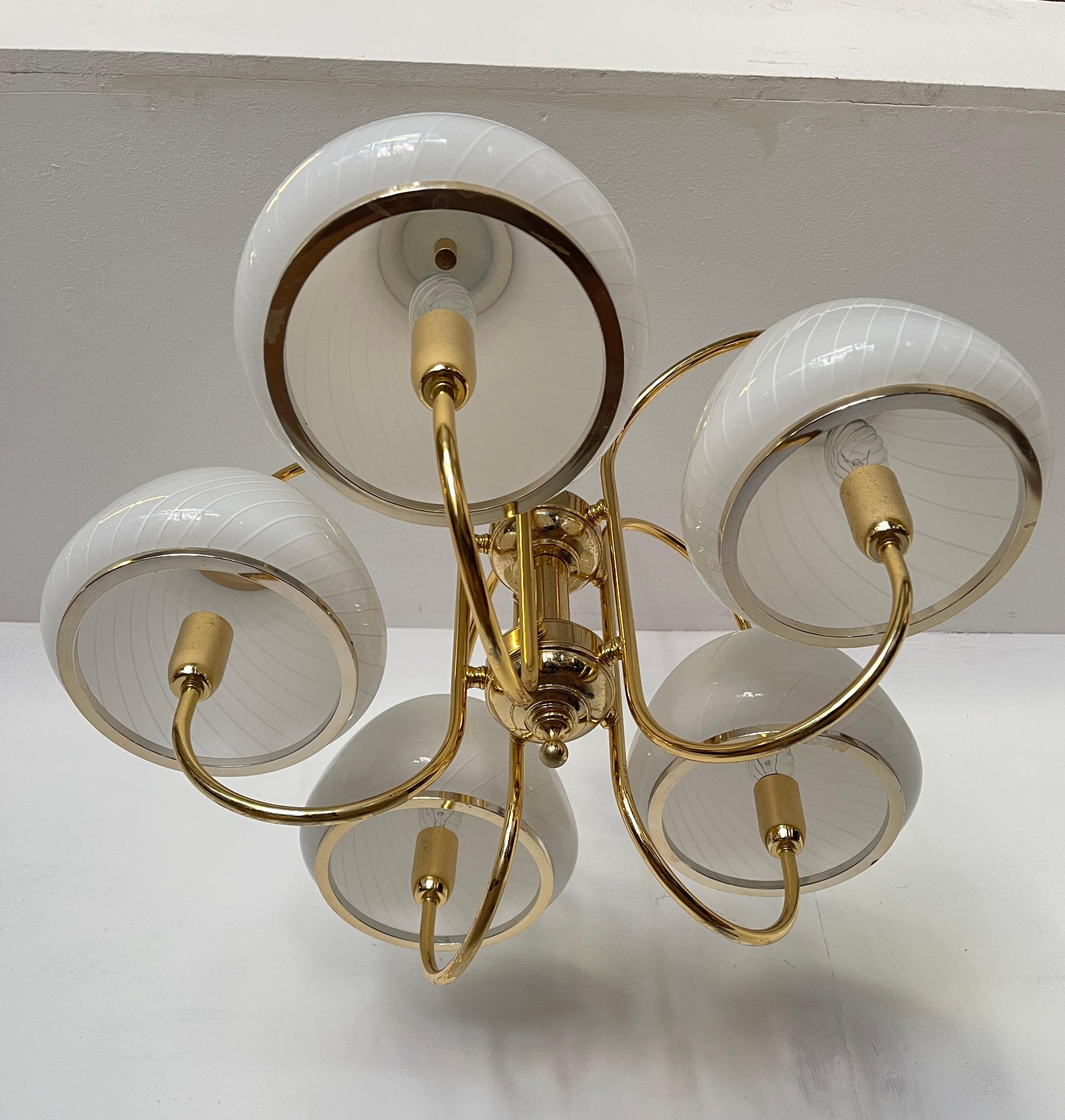 Lampadario elegante in stile italiani anni '80, sei bracci in ottone lucido