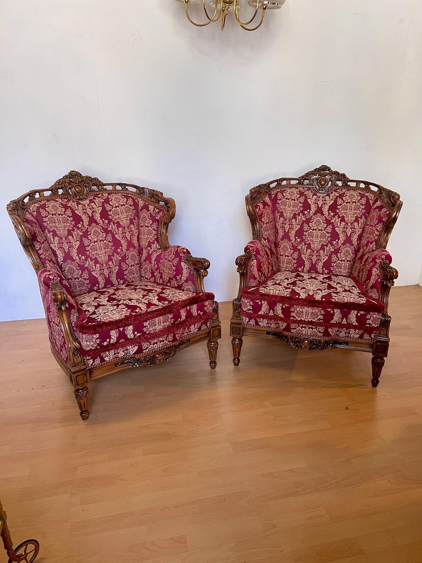 Coppia di poltrone italiane in legno intagliato in stile barocco degli anni '60