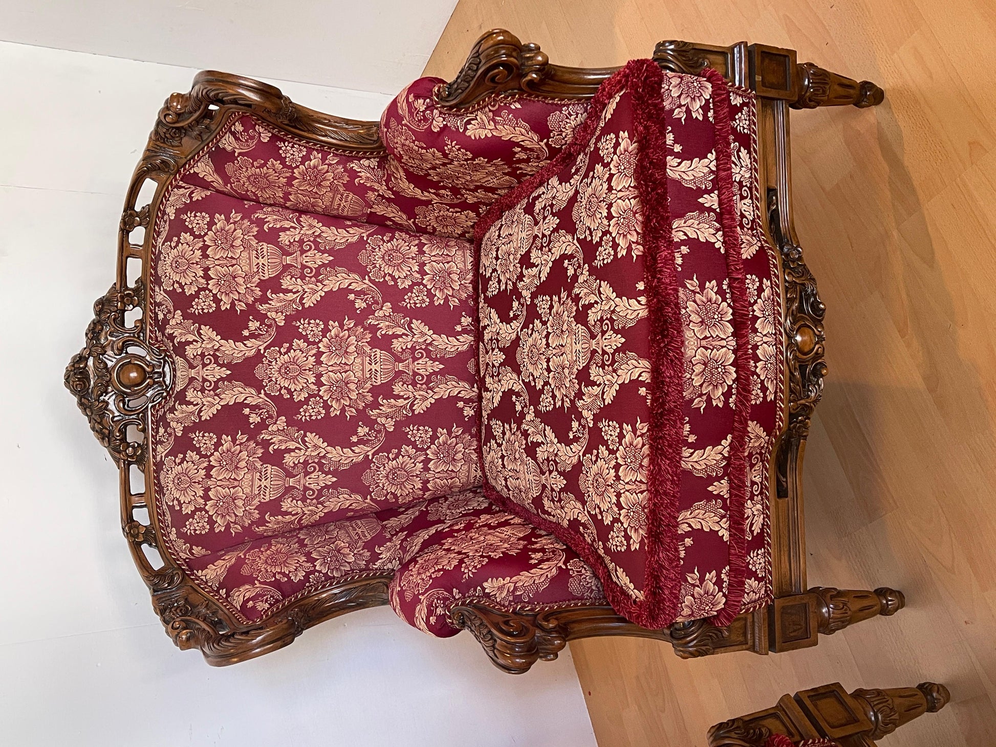 Coppia di poltrone italiane in legno intagliato in stile barocco degli anni '60