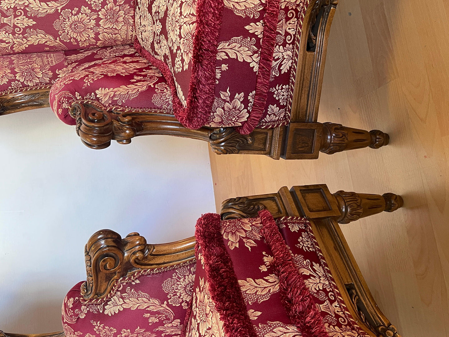 Coppia di poltrone italiane in legno intagliato in stile barocco degli anni '60