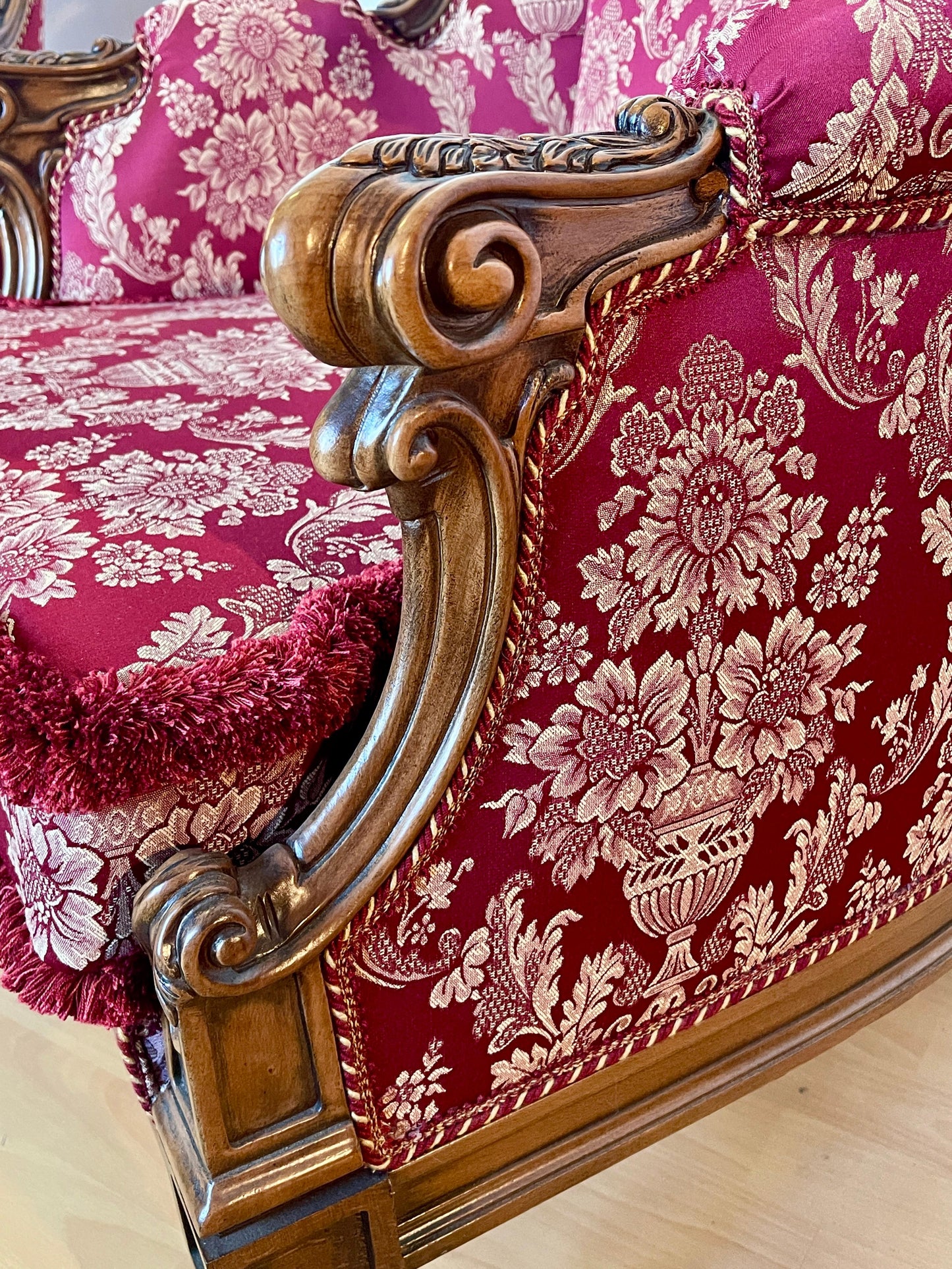 Coppia di poltrone italiane in legno intagliato in stile barocco degli anni '60