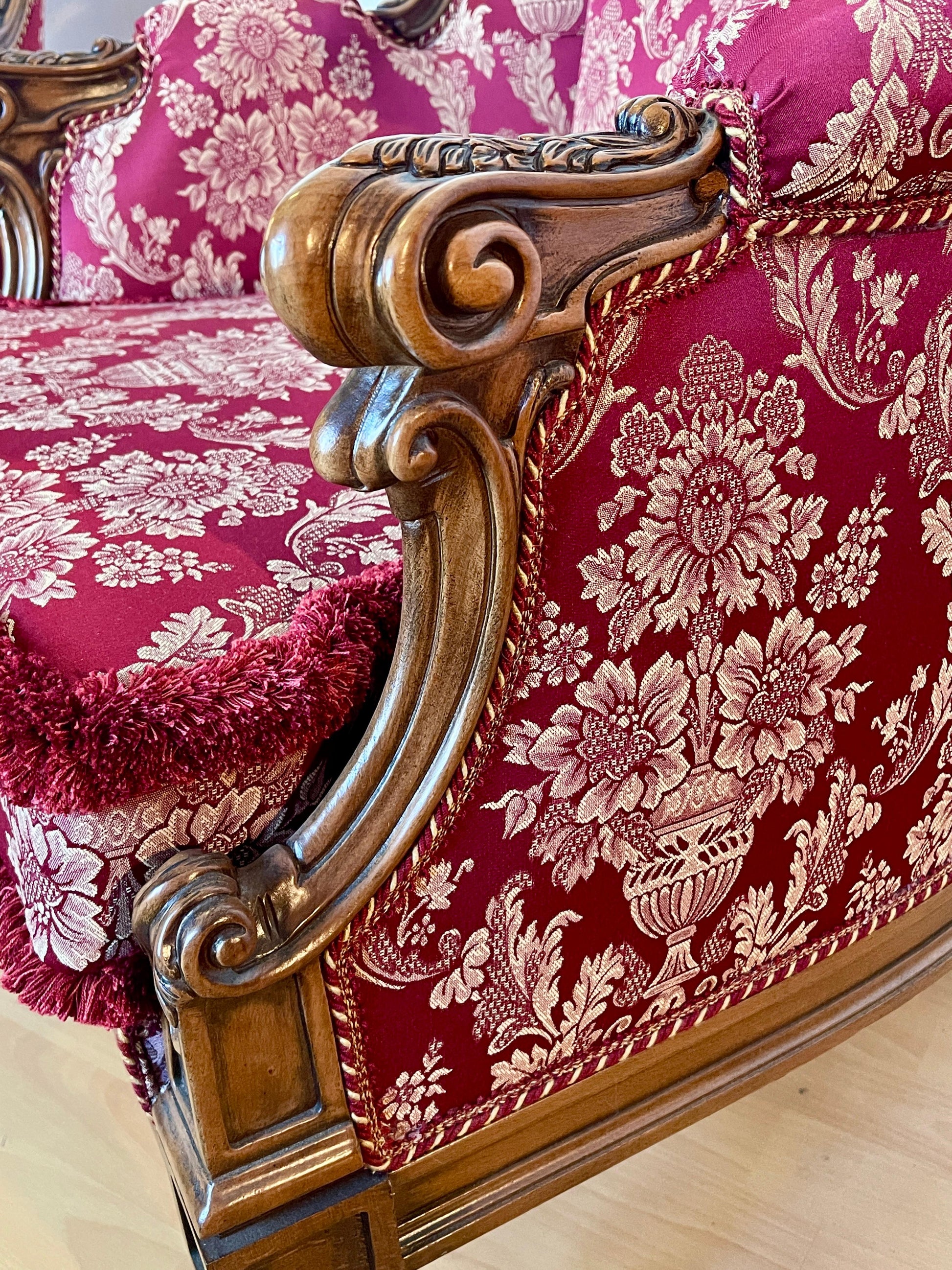 Coppia di poltrone italiane in legno intagliato in stile barocco degli anni '60