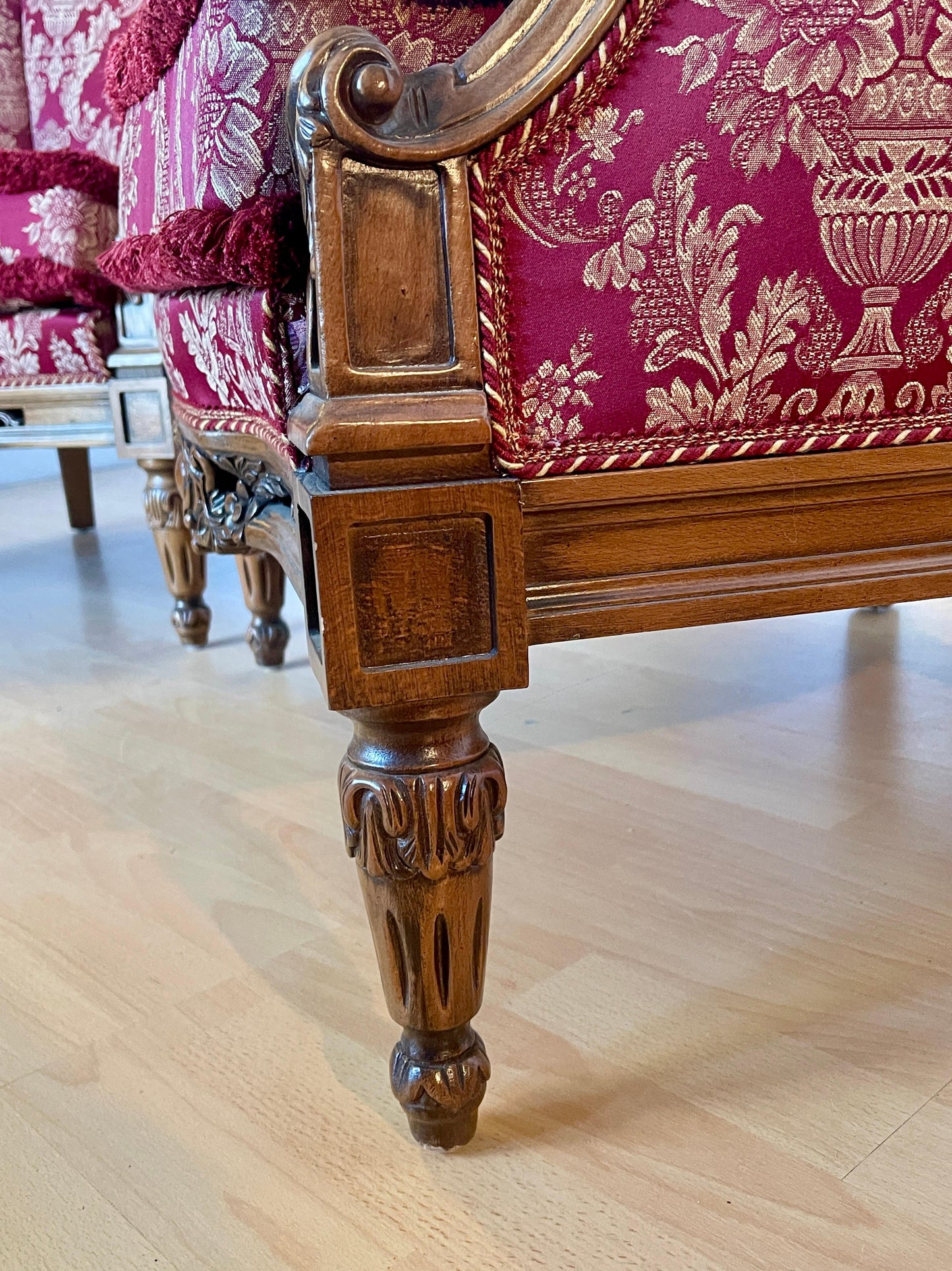 Coppia di poltrone italiane in legno intagliato in stile barocco degli anni '60