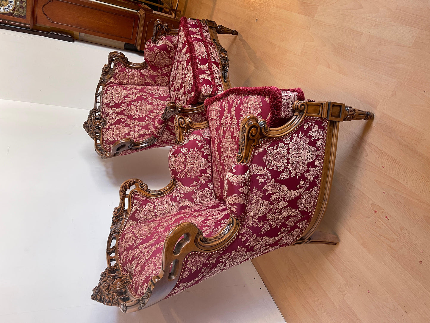 Coppia di poltrone italiane in legno intagliato in stile barocco degli anni '60