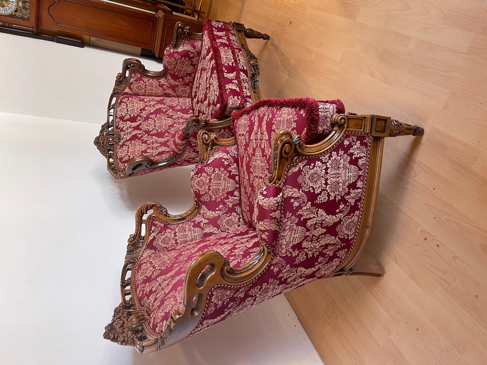 Coppia di poltrone italiane in legno intagliato in stile barocco degli anni '60