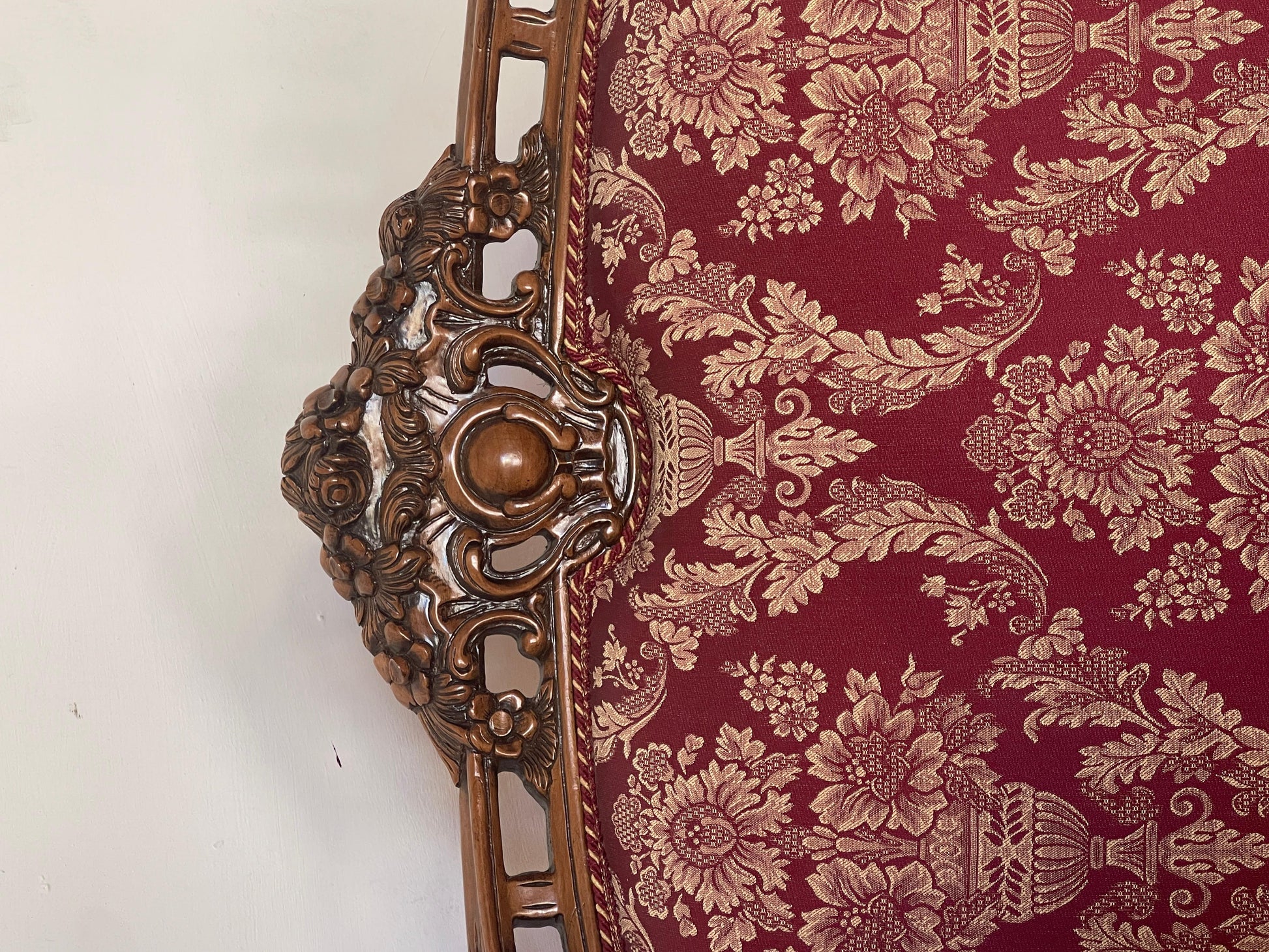 Coppia di poltrone italiane in legno intagliato in stile barocco degli anni '60