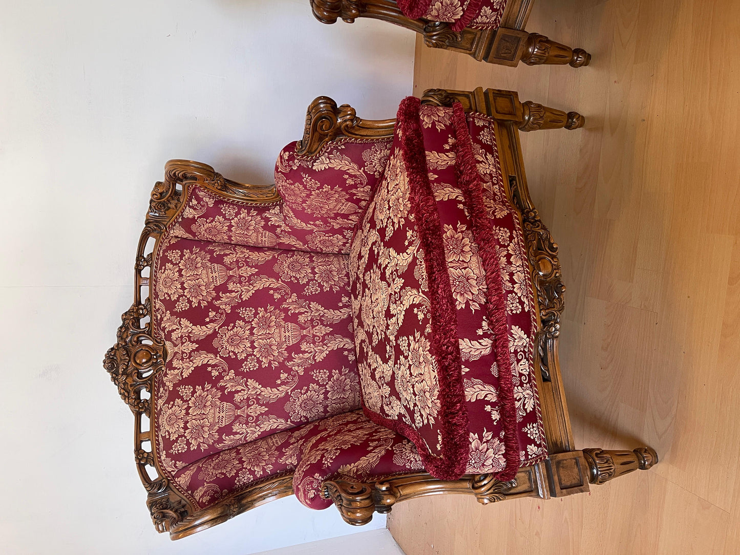 Coppia di poltrone italiane in legno intagliato in stile barocco degli anni '60