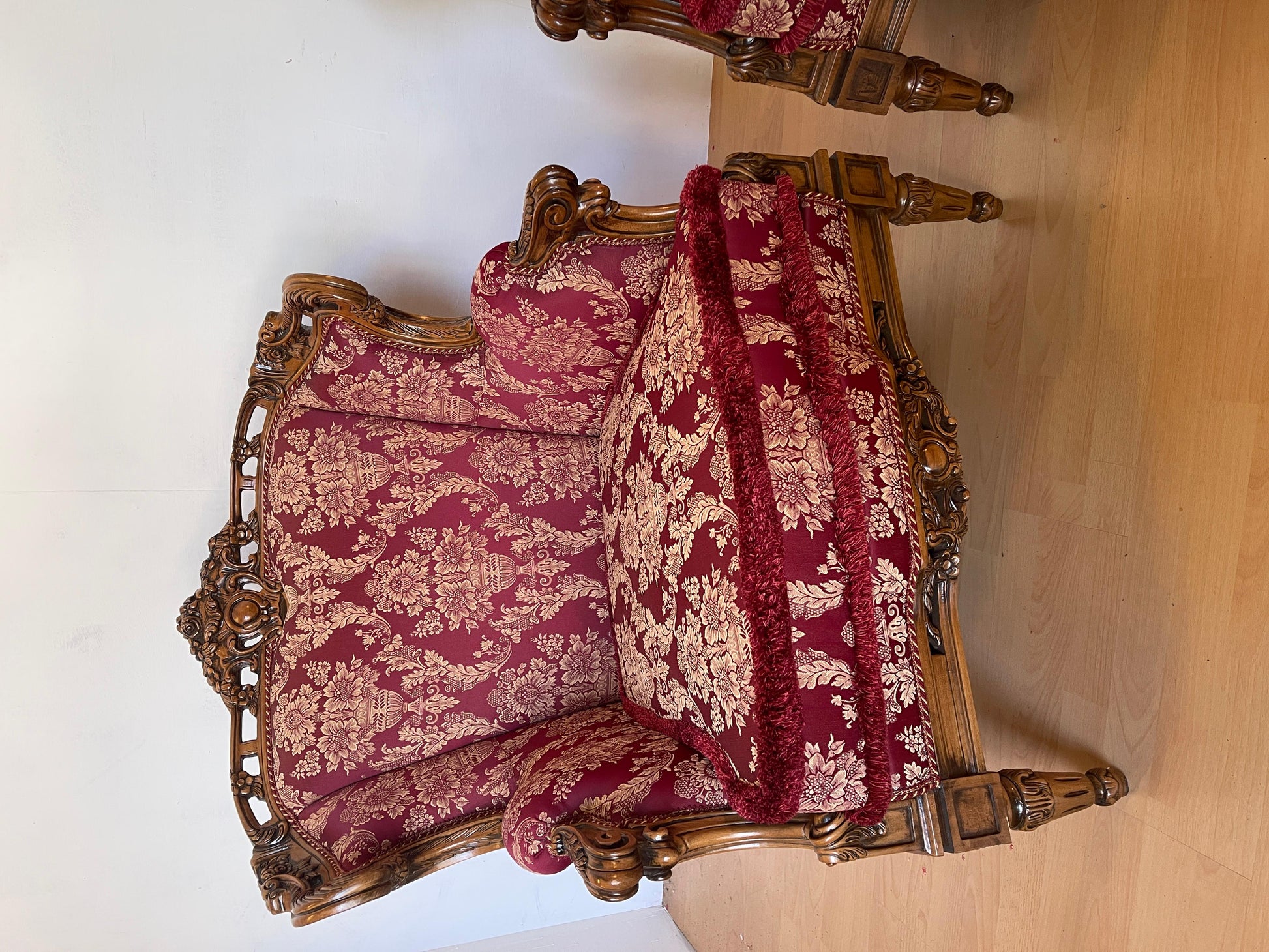 Coppia di poltrone italiane in legno intagliato in stile barocco degli anni '60